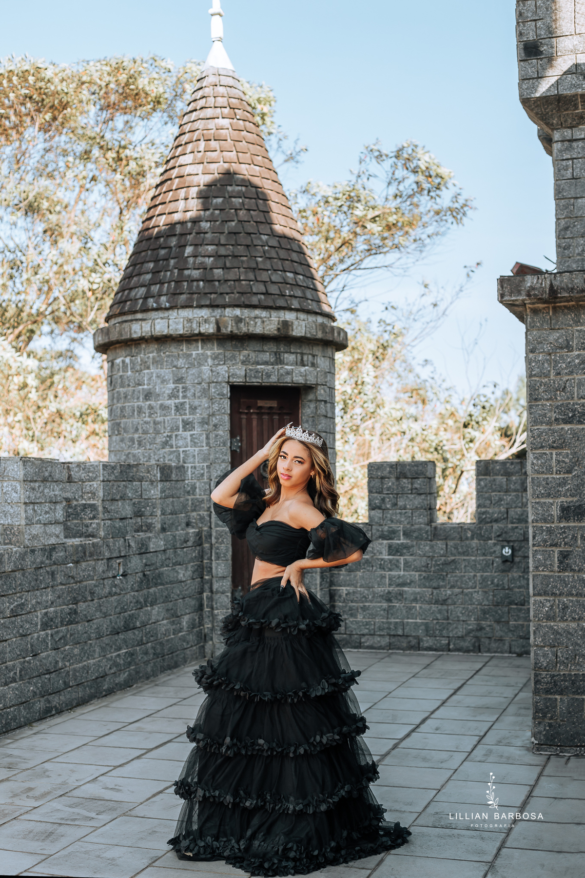 Ensaio-de-quinze-anos-na-cidade-de-cocal-do-sul-castelo-britanico-santa-catarina-conjunto-preto-e-rosa-vestido-preto-vestido-azul-de-princesa-por-do-sol-fotografa-de-lauro-muller-fotografa-lillian-barbosa