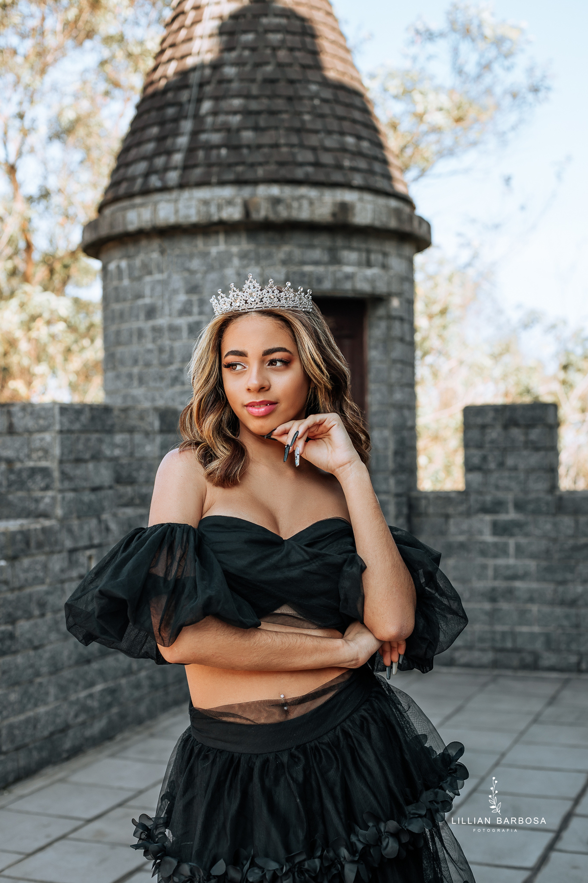 Ensaio-de-quinze-anos-na-cidade-de-cocal-do-sul-castelo-britanico-santa-catarina-conjunto-preto-e-rosa-vestido-preto-vestido-azul-de-princesa-por-do-sol-fotografa-de-lauro-muller-fotografa-lillian-barbosa