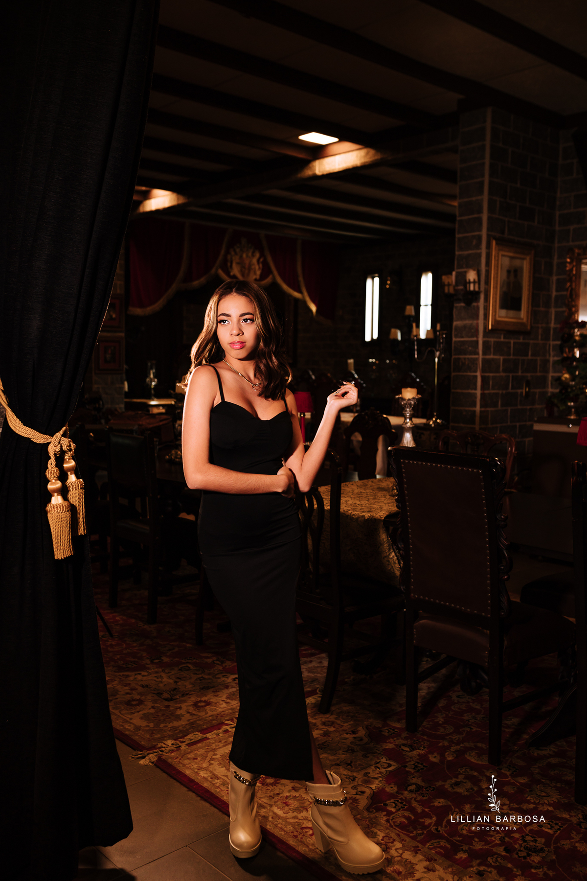 Ensaio-de-quinze-anos-na-cidade-de-cocal-do-sul-castelo-britanico-santa-catarina-conjunto-preto-e-rosa-vestido-preto-vestido-azul-de-princesa-por-do-sol-fotografa-de-lauro-muller-fotografa-lillian-barbosa