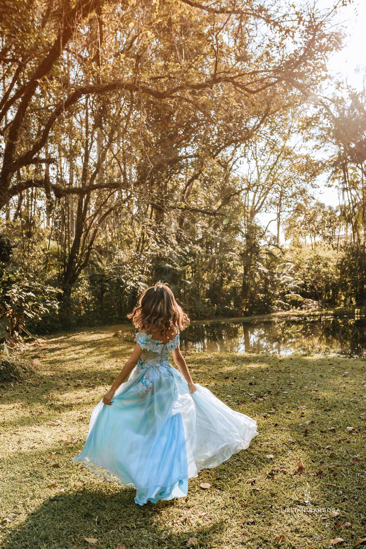 Ensaio-de-quinze-anos-na-cidade-de-cocal-do-sul-castelo-britanico-santa-catarina-conjunto-preto-e-rosa-vestido-preto-vestido-azul-de-princesa-por-do-sol-fotografa-de-lauro-muller-fotografa-lillian-barbosa