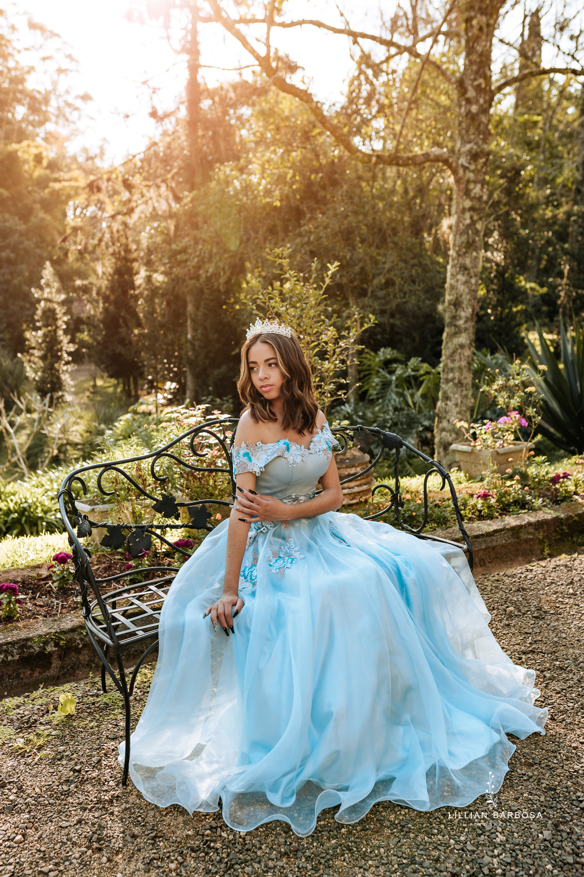 Ensaio-de-quinze-anos-na-cidade-de-cocal-do-sul-castelo-britanico-santa-catarina-conjunto-preto-e-rosa-vestido-preto-vestido-azul-de-princesa-por-do-sol-fotografa-de-lauro-muller-fotografa-lillian-barbosa