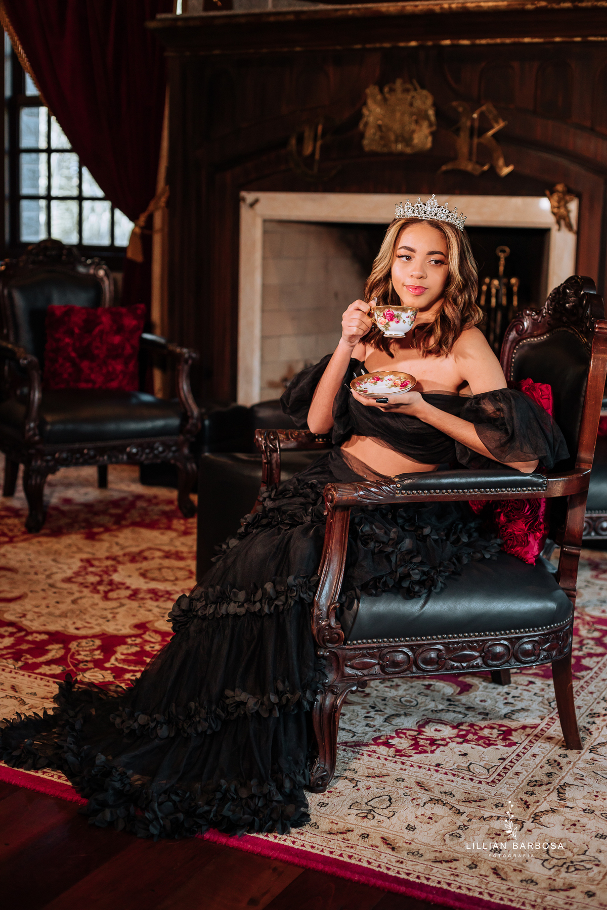 Ensaio-de-quinze-anos-na-cidade-de-cocal-do-sul-castelo-britanico-santa-catarina-conjunto-preto-e-rosa-vestido-preto-vestido-azul-de-princesa-por-do-sol-fotografa-de-lauro-muller-fotografa-lillian-barbosa