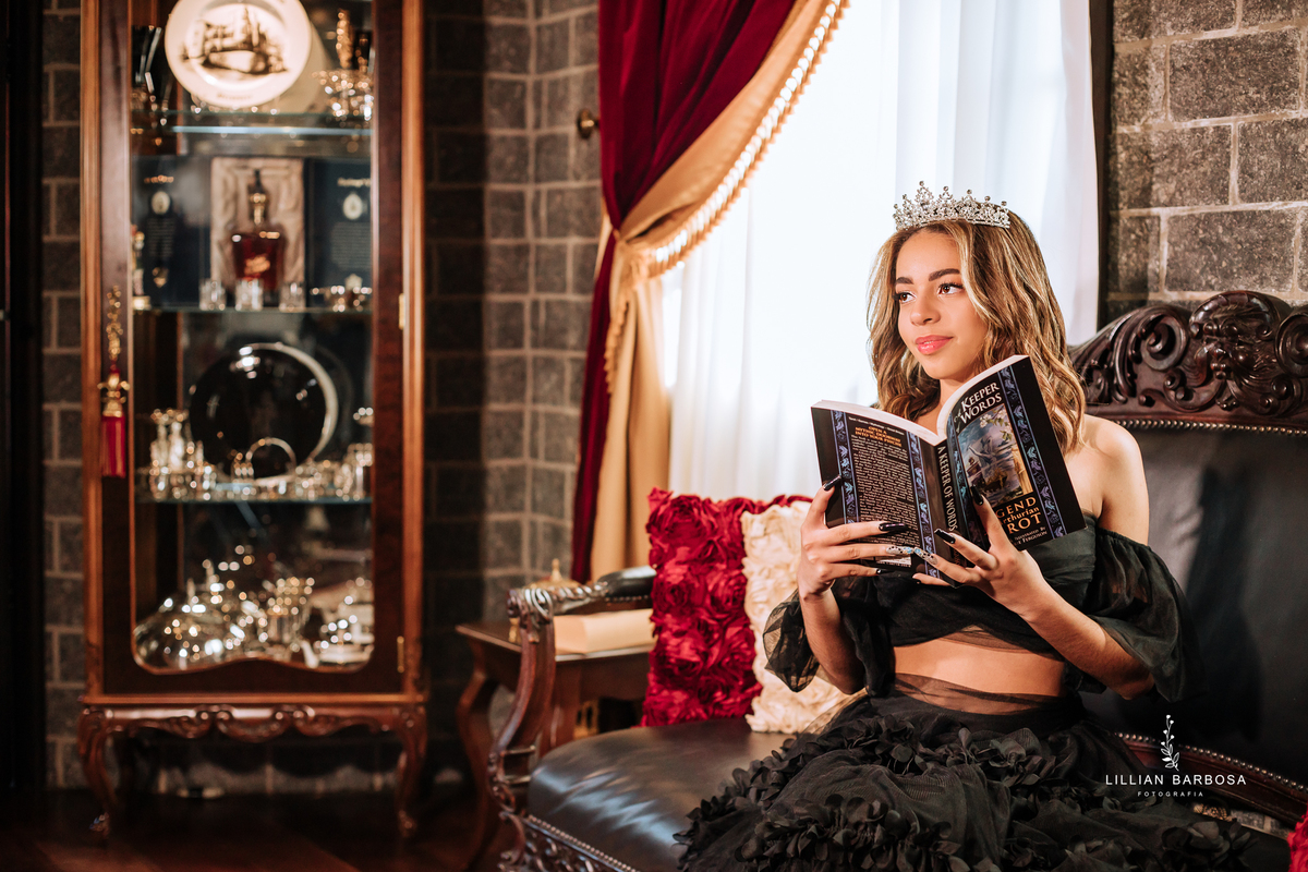 Ensaio-de-quinze-anos-na-cidade-de-cocal-do-sul-castelo-britanico-santa-catarina-conjunto-preto-e-rosa-vestido-preto-vestido-azul-de-princesa-por-do-sol-fotografa-de-lauro-muller-fotografa-lillian-barbosa