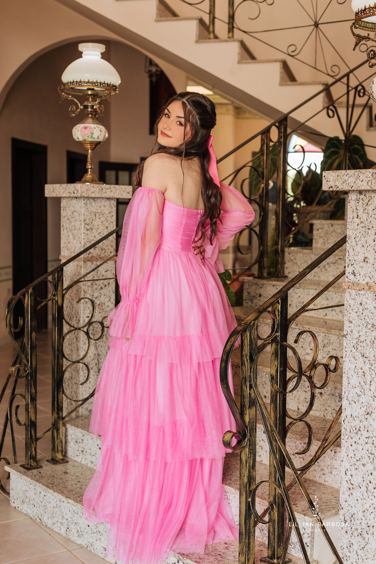 Ensaio-de-quinze-anos-na-cidade-de-treze-de-maio-castelo-beldevere-santa-catarina-conjunto-preto-e-rosa-vestido-preto-vestido-azul-de-princesa-por-do-sol-fotografa-de-lauro-muller-fotografa-lillian-barbosa