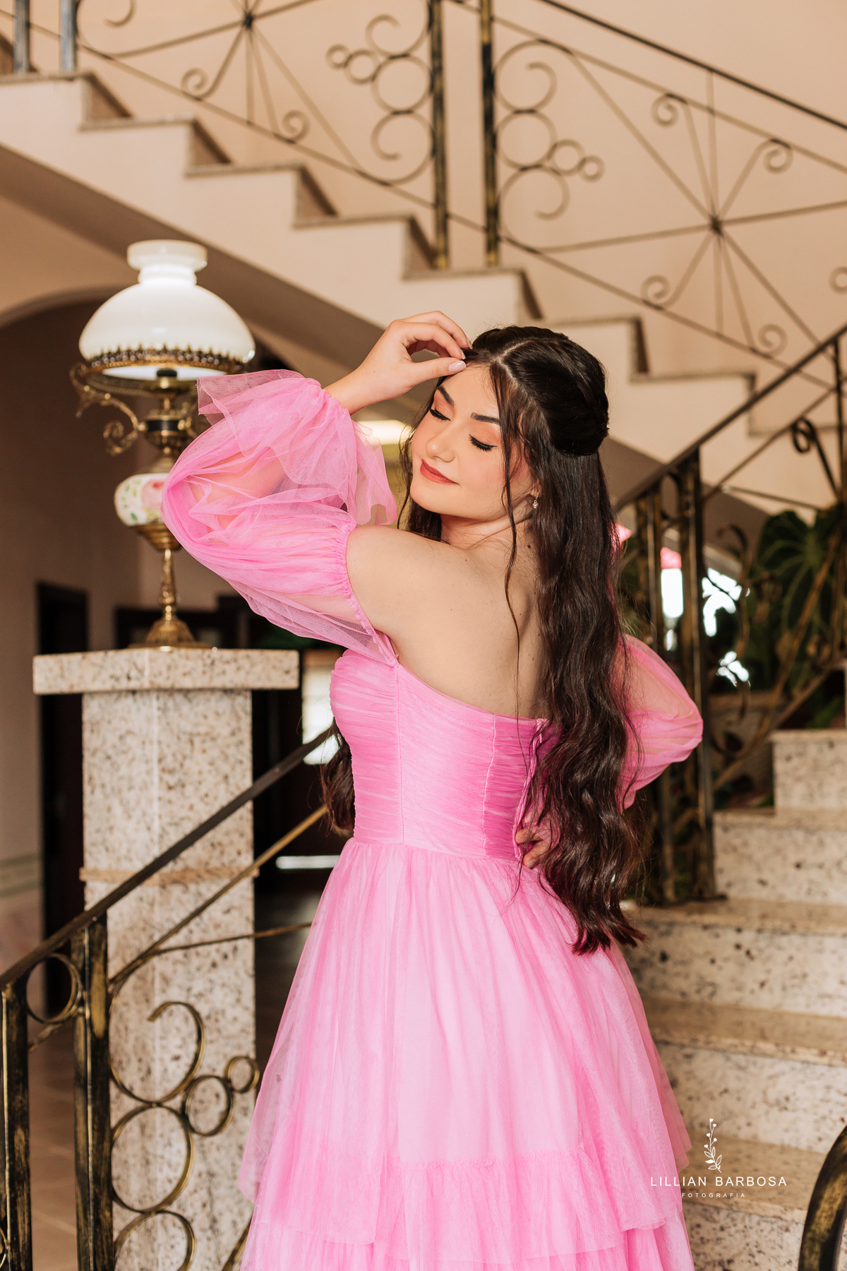 Ensaio-de-quinze-anos-na-cidade-de-treze-de-maio-castelo-beldevere-santa-catarina-conjunto-preto-e-rosa-vestido-preto-vestido-azul-de-princesa-por-do-sol-fotografa-de-lauro-muller-fotografa-lillian-barbosa
