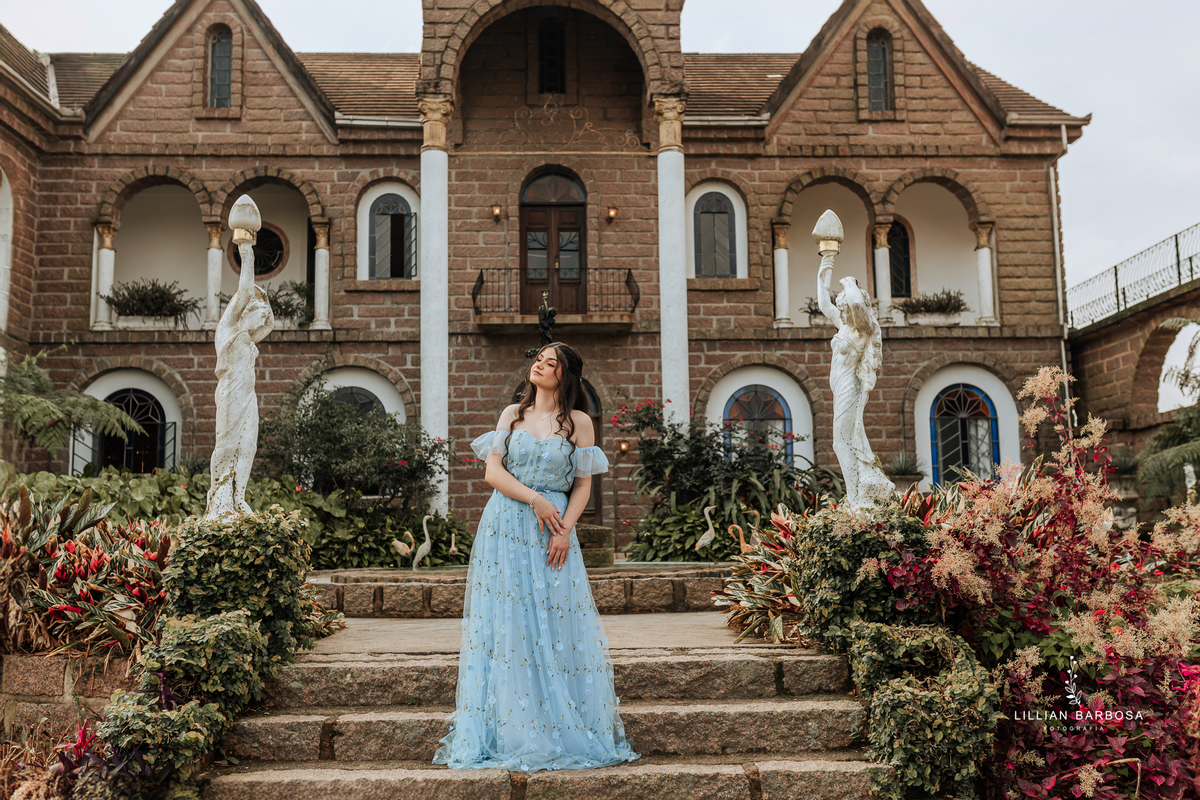 Ensaio-de-quinze-anos-na-cidade-de-treze-de-maio-castelo-beldevere-santa-catarina-conjunto-preto-e-rosa-vestido-preto-vestido-azul-de-princesa-por-do-sol-fotografa-de-lauro-muller-fotografa-lillian-barbosa
