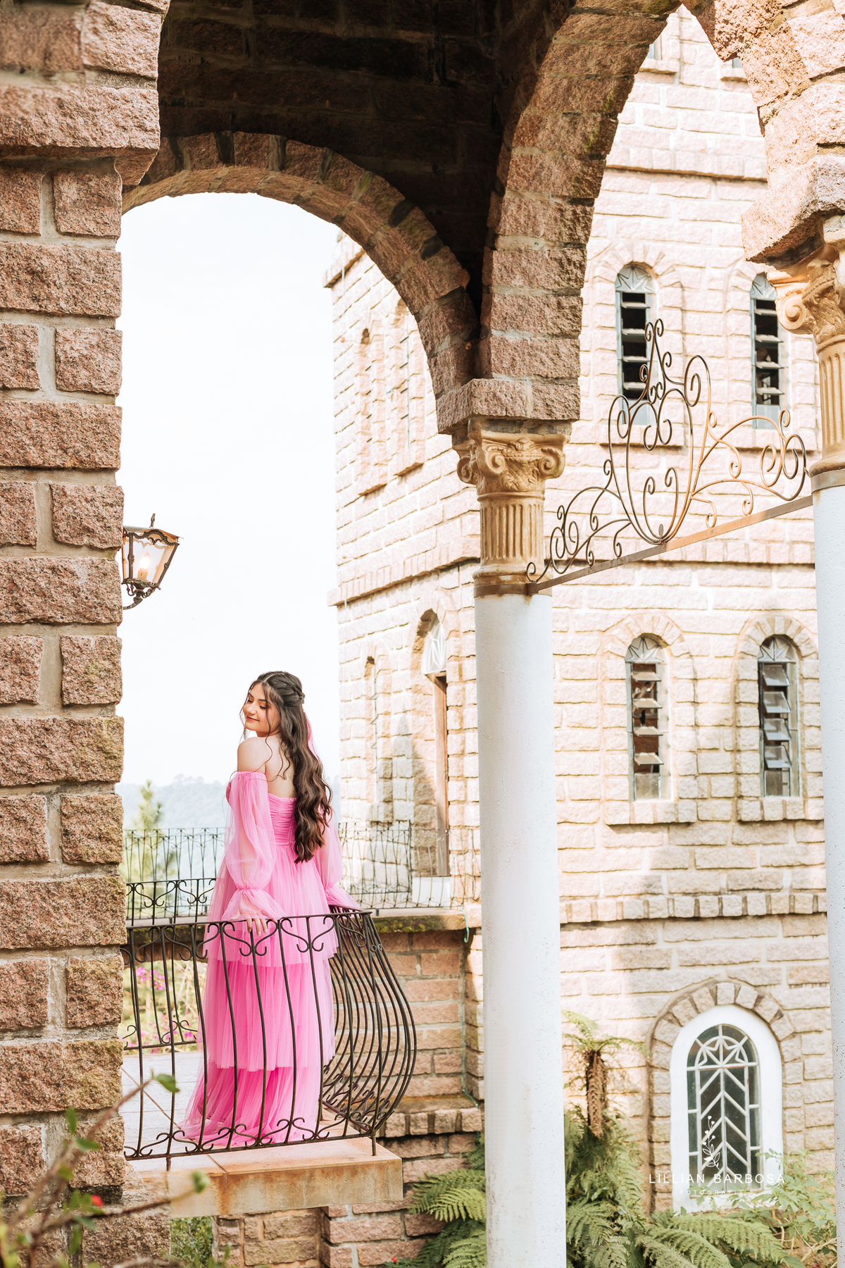 Ensaio-de-quinze-anos-na-cidade-de-treze-de-maio-castelo-beldevere-santa-catarina-conjunto-preto-e-rosa-vestido-preto-vestido-azul-de-princesa-por-do-sol-fotografa-de-lauro-muller-fotografa-lillian-barbosa