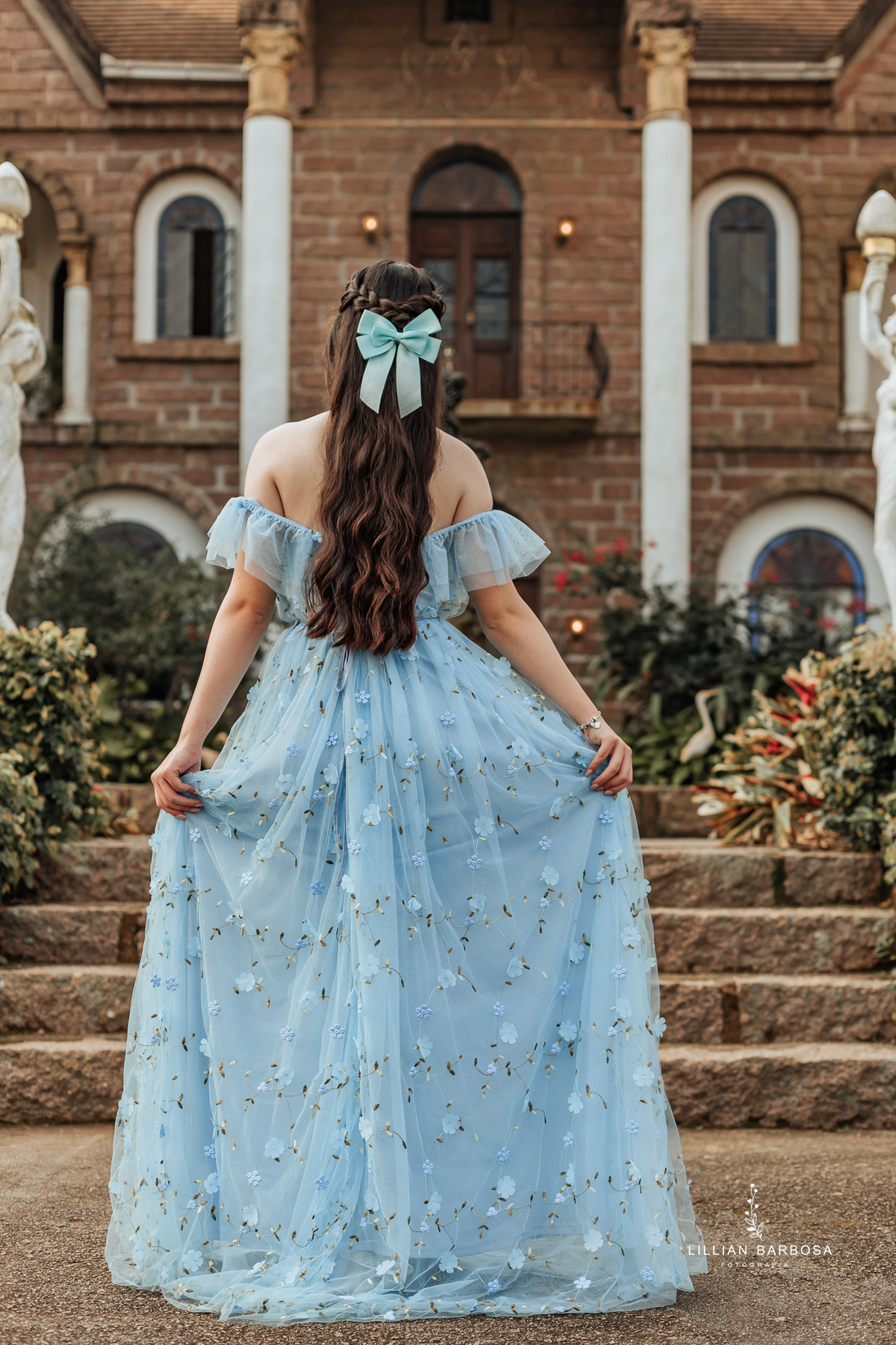 Ensaio-de-quinze-anos-na-cidade-de-treze-de-maio-castelo-beldevere-santa-catarina-conjunto-preto-e-rosa-vestido-preto-vestido-azul-de-princesa-por-do-sol-fotografa-de-lauro-muller-fotografa-lillian-barbosa