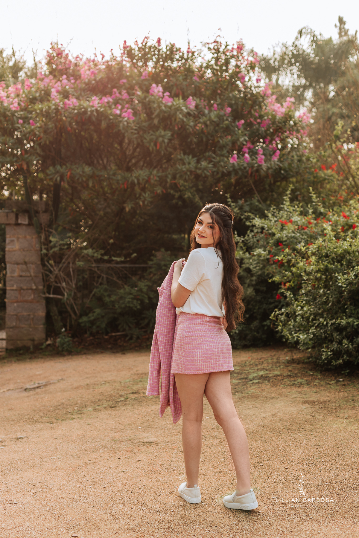 Ensaio-de-quinze-anos-na-cidade-de-treze-de-maio-castelo-beldevere-santa-catarina-conjunto-preto-e-rosa-vestido-preto-vestido-azul-de-princesa-por-do-sol-fotografa-de-lauro-muller-fotografa-lillian-barbosa