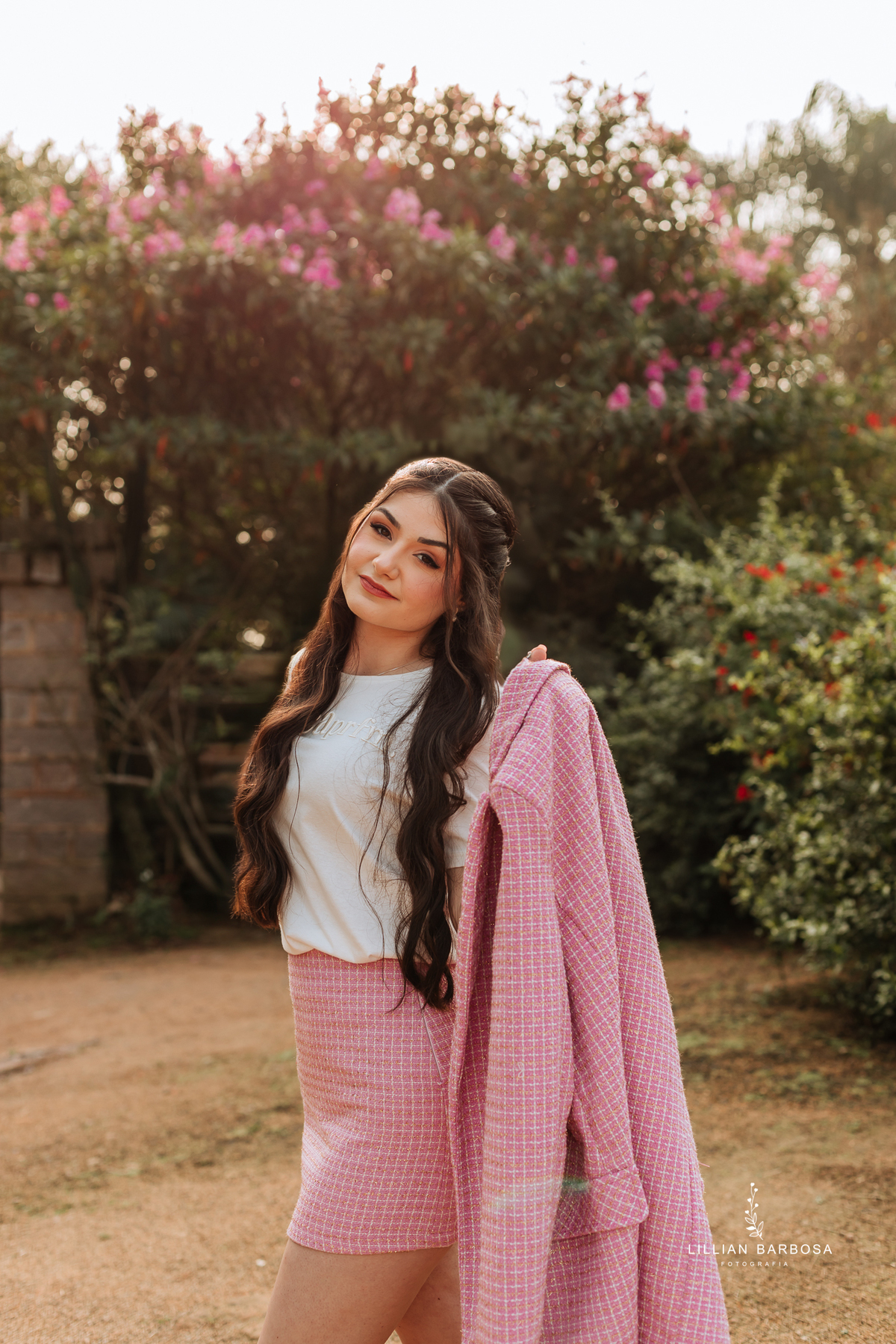 Ensaio-de-quinze-anos-na-cidade-de-treze-de-maio-castelo-beldevere-santa-catarina-conjunto-preto-e-rosa-vestido-preto-vestido-azul-de-princesa-por-do-sol-fotografa-de-lauro-muller-fotografa-lillian-barbosa