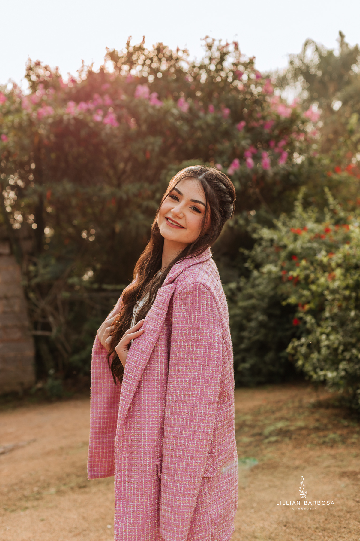 Ensaio-de-quinze-anos-na-cidade-de-treze-de-maio-castelo-beldevere-santa-catarina-conjunto-preto-e-rosa-vestido-preto-vestido-azul-de-princesa-por-do-sol-fotografa-de-lauro-muller-fotografa-lillian-barbosa