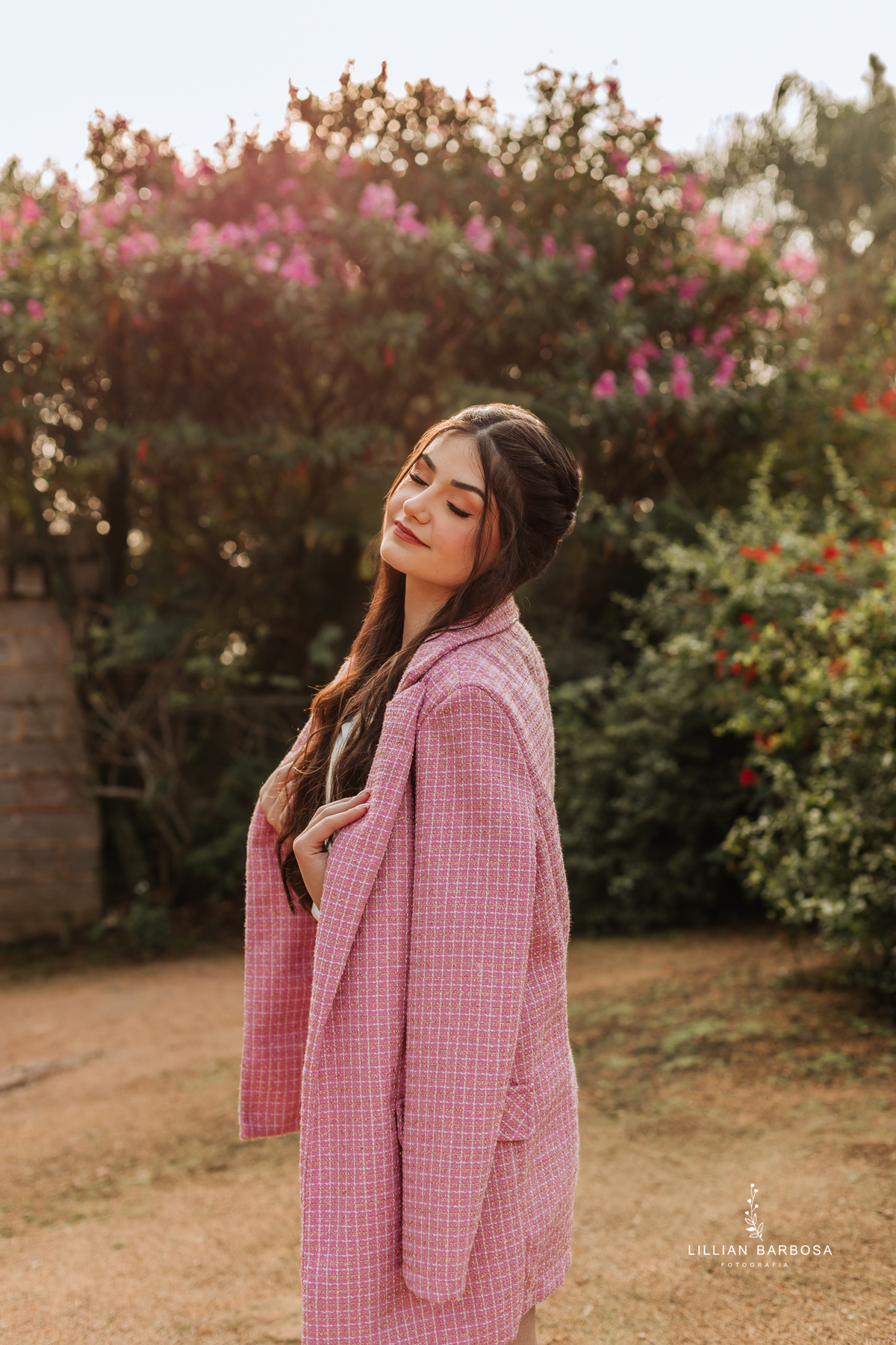 Ensaio-de-quinze-anos-na-cidade-de-treze-de-maio-castelo-beldevere-santa-catarina-conjunto-preto-e-rosa-vestido-preto-vestido-azul-de-princesa-por-do-sol-fotografa-de-lauro-muller-fotografa-lillian-barbosa