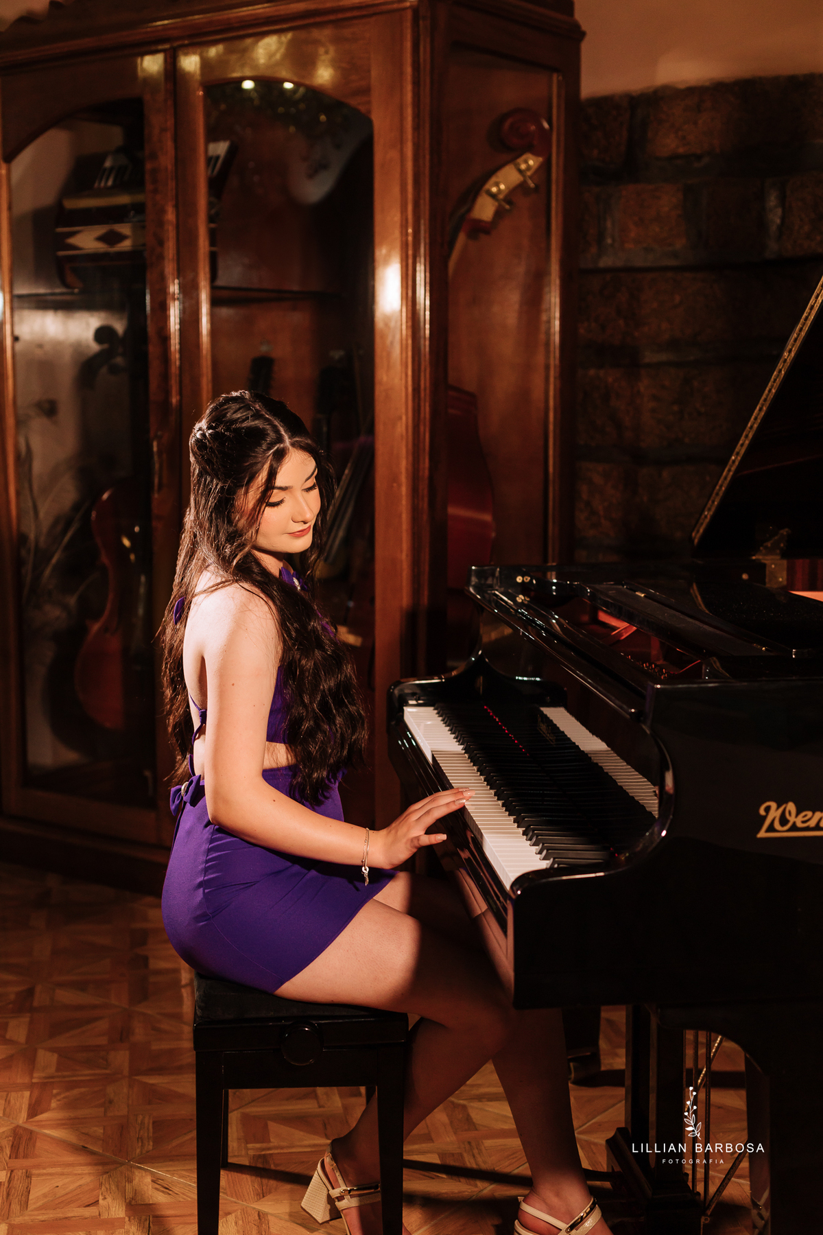 Ensaio-de-quinze-anos-na-cidade-de-treze-de-maio-castelo-beldevere-santa-catarina-conjunto-preto-e-rosa-vestido-preto-vestido-azul-de-princesa-por-do-sol-fotografa-de-lauro-muller-fotografa-lillian-barbosa