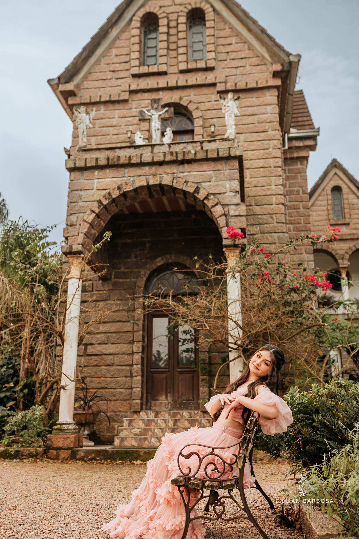 Ensaio-de-quinze-anos-na-cidade-de-treze-de-maio-castelo-beldevere-santa-catarina-conjunto-preto-e-rosa-vestido-preto-vestido-azul-de-princesa-por-do-sol-fotografa-de-lauro-muller-fotografa-lillian-barbosa