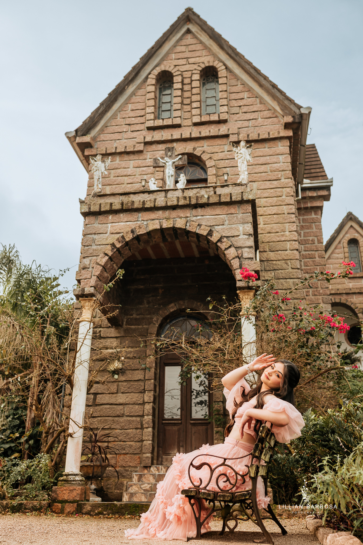 Ensaio-de-quinze-anos-na-cidade-de-treze-de-maio-castelo-beldevere-santa-catarina-conjunto-preto-e-rosa-vestido-preto-vestido-azul-de-princesa-por-do-sol-fotografa-de-lauro-muller-fotografa-lillian-barbosa