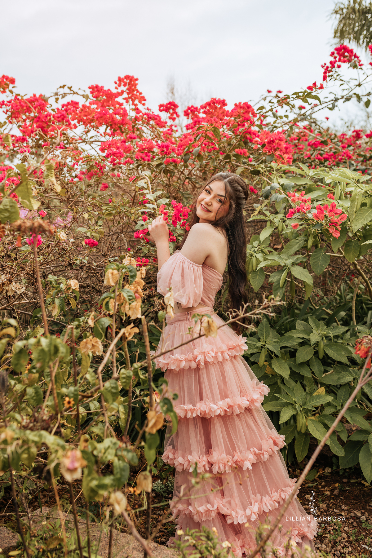 Ensaio-de-quinze-anos-na-cidade-de-treze-de-maio-castelo-beldevere-santa-catarina-conjunto-preto-e-rosa-vestido-preto-vestido-azul-de-princesa-por-do-sol-fotografa-de-lauro-muller-fotografa-lillian-barbosa
