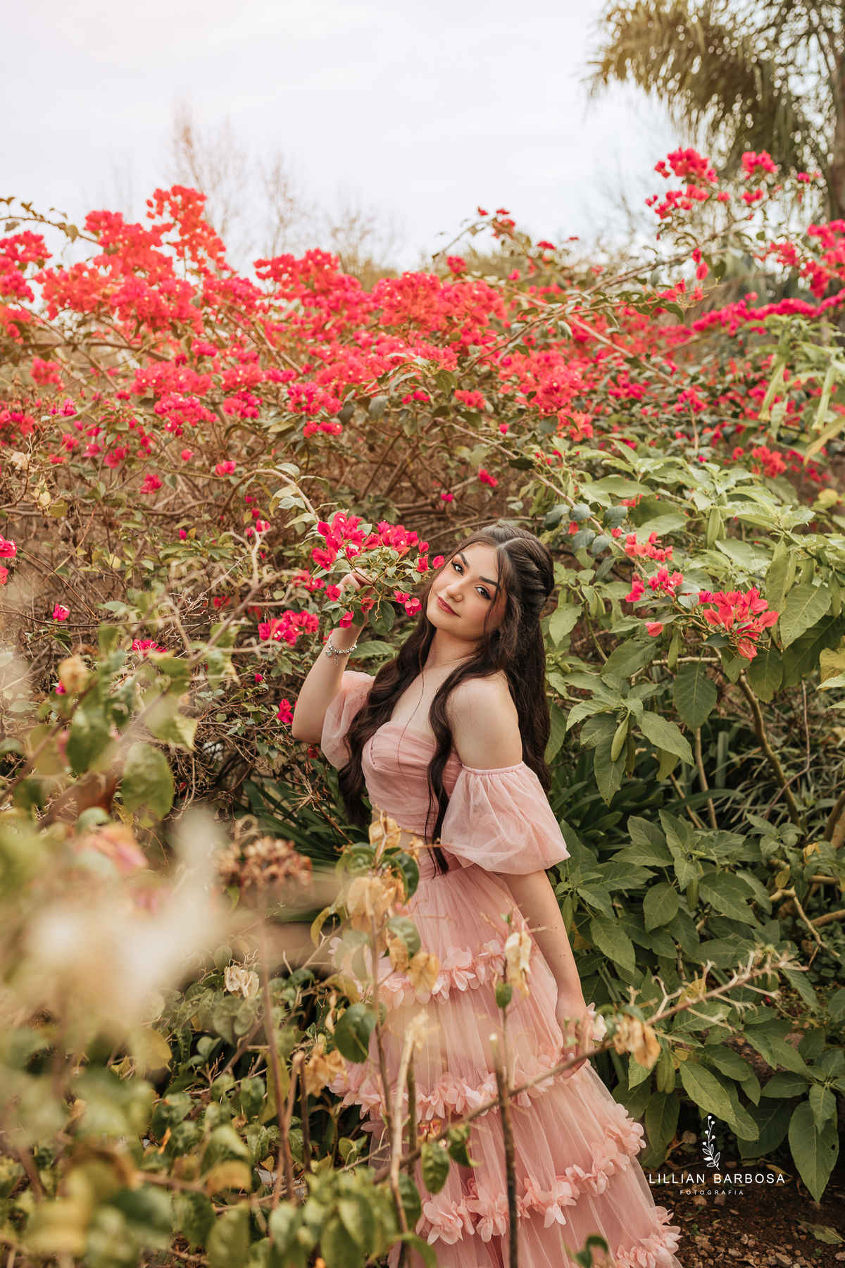 Ensaio-de-quinze-anos-na-cidade-de-treze-de-maio-castelo-beldevere-santa-catarina-conjunto-preto-e-rosa-vestido-preto-vestido-azul-de-princesa-por-do-sol-fotografa-de-lauro-muller-fotografa-lillian-barbosa