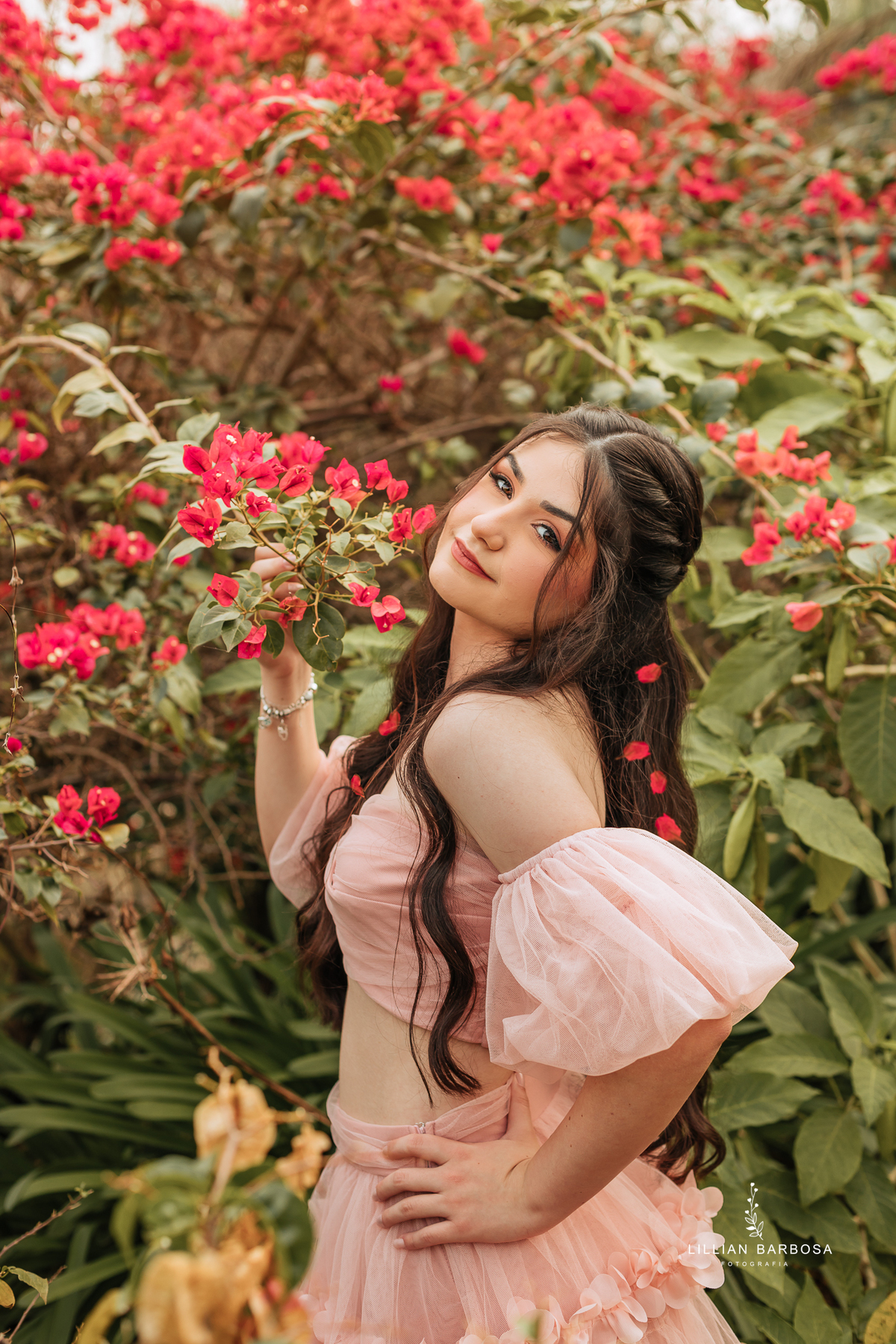 Ensaio-de-quinze-anos-na-cidade-de-treze-de-maio-castelo-beldevere-santa-catarina-conjunto-preto-e-rosa-vestido-preto-vestido-azul-de-princesa-por-do-sol-fotografa-de-lauro-muller-fotografa-lillian-barbosa