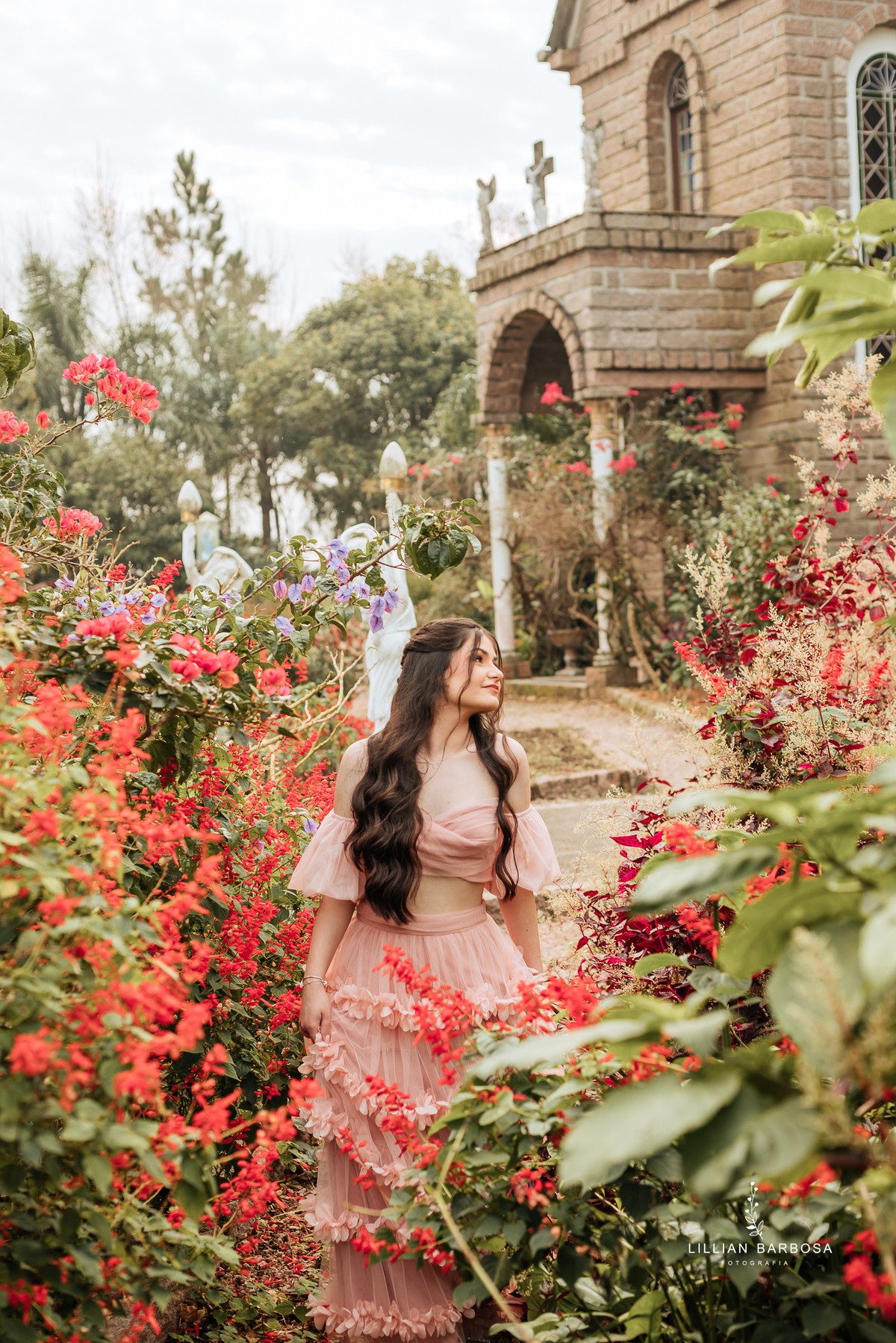 Ensaio-de-quinze-anos-na-cidade-de-treze-de-maio-castelo-beldevere-santa-catarina-conjunto-preto-e-rosa-vestido-preto-vestido-azul-de-princesa-por-do-sol-fotografa-de-lauro-muller-fotografa-lillian-barbosa
