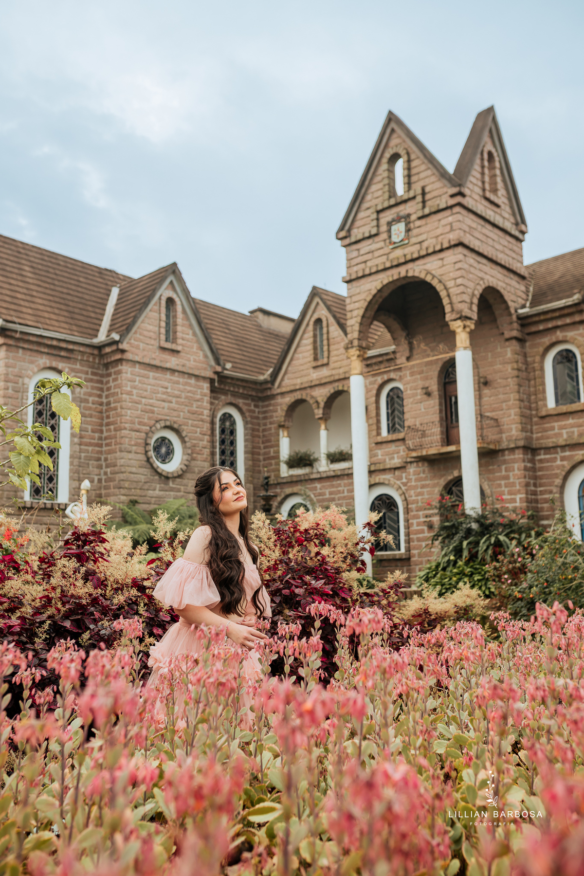 Ensaio-de-quinze-anos-na-cidade-de-treze-de-maio-castelo-beldevere-santa-catarina-conjunto-preto-e-rosa-vestido-preto-vestido-azul-de-princesa-por-do-sol-fotografa-de-lauro-muller-fotografa-lillian-barbosa