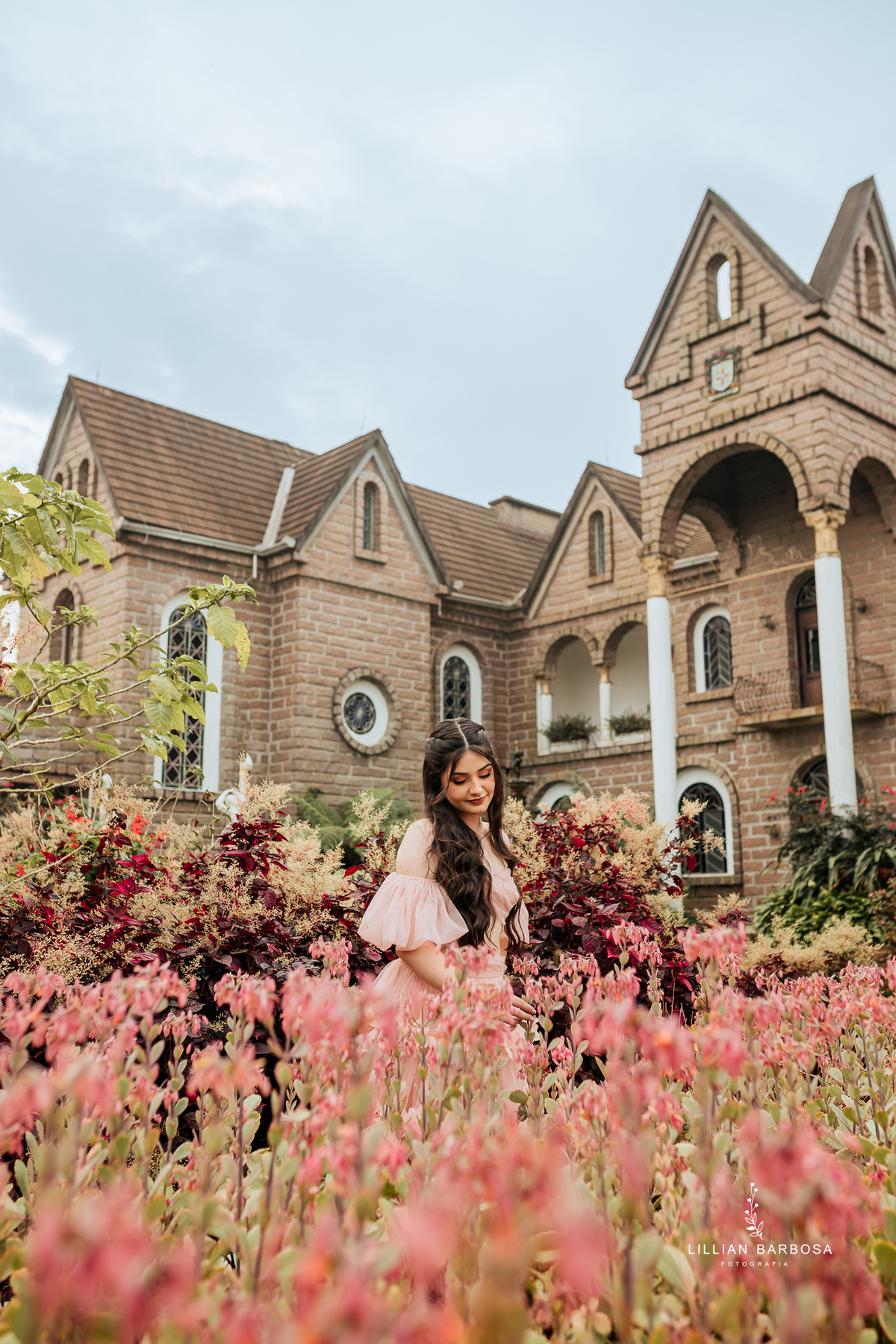 Ensaio-de-quinze-anos-na-cidade-de-treze-de-maio-castelo-beldevere-santa-catarina-conjunto-preto-e-rosa-vestido-preto-vestido-azul-de-princesa-por-do-sol-fotografa-de-lauro-muller-fotografa-lillian-barbosa