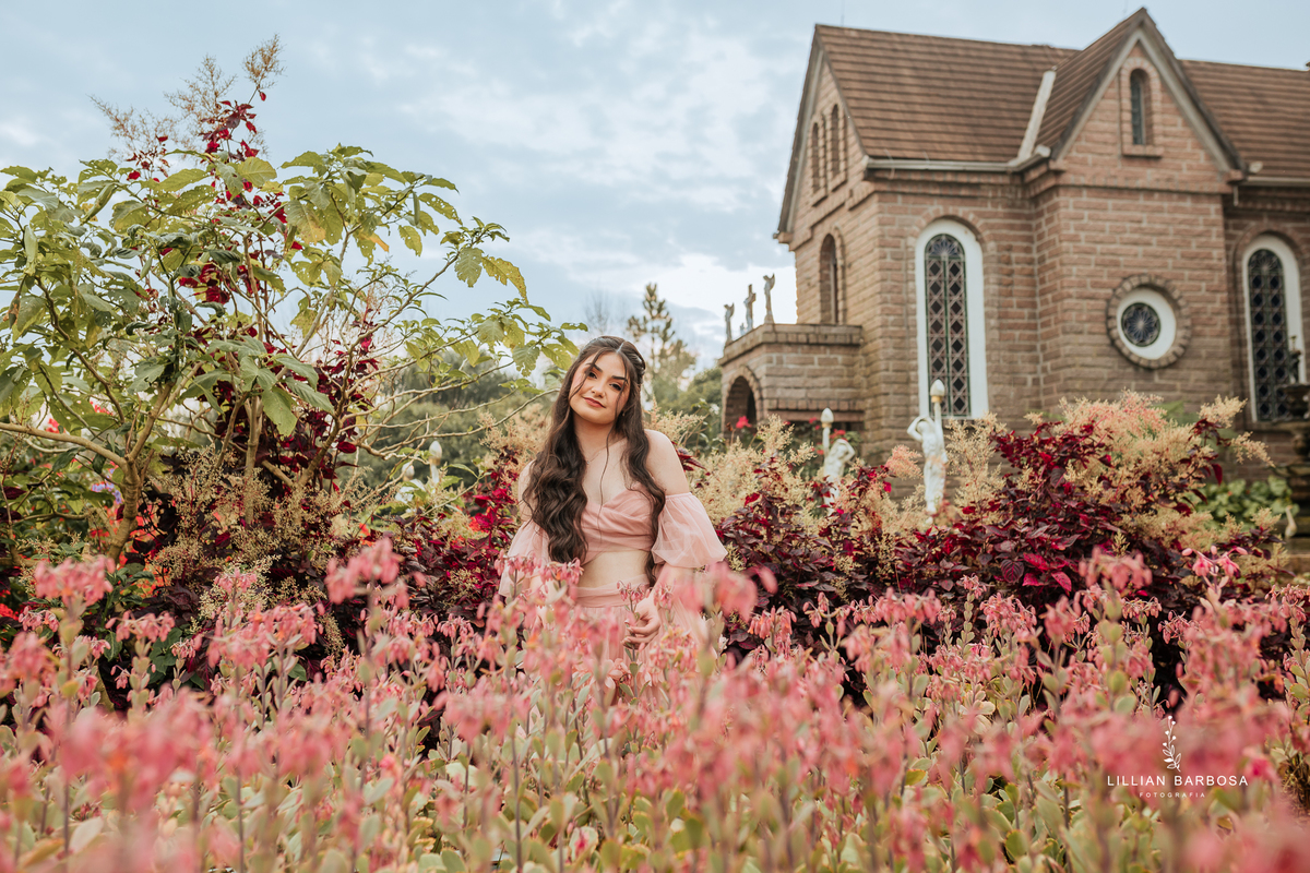 Ensaio-de-quinze-anos-na-cidade-de-treze-de-maio-castelo-beldevere-santa-catarina-conjunto-preto-e-rosa-vestido-preto-vestido-azul-de-princesa-por-do-sol-fotografa-de-lauro-muller-fotografa-lillian-barbosa