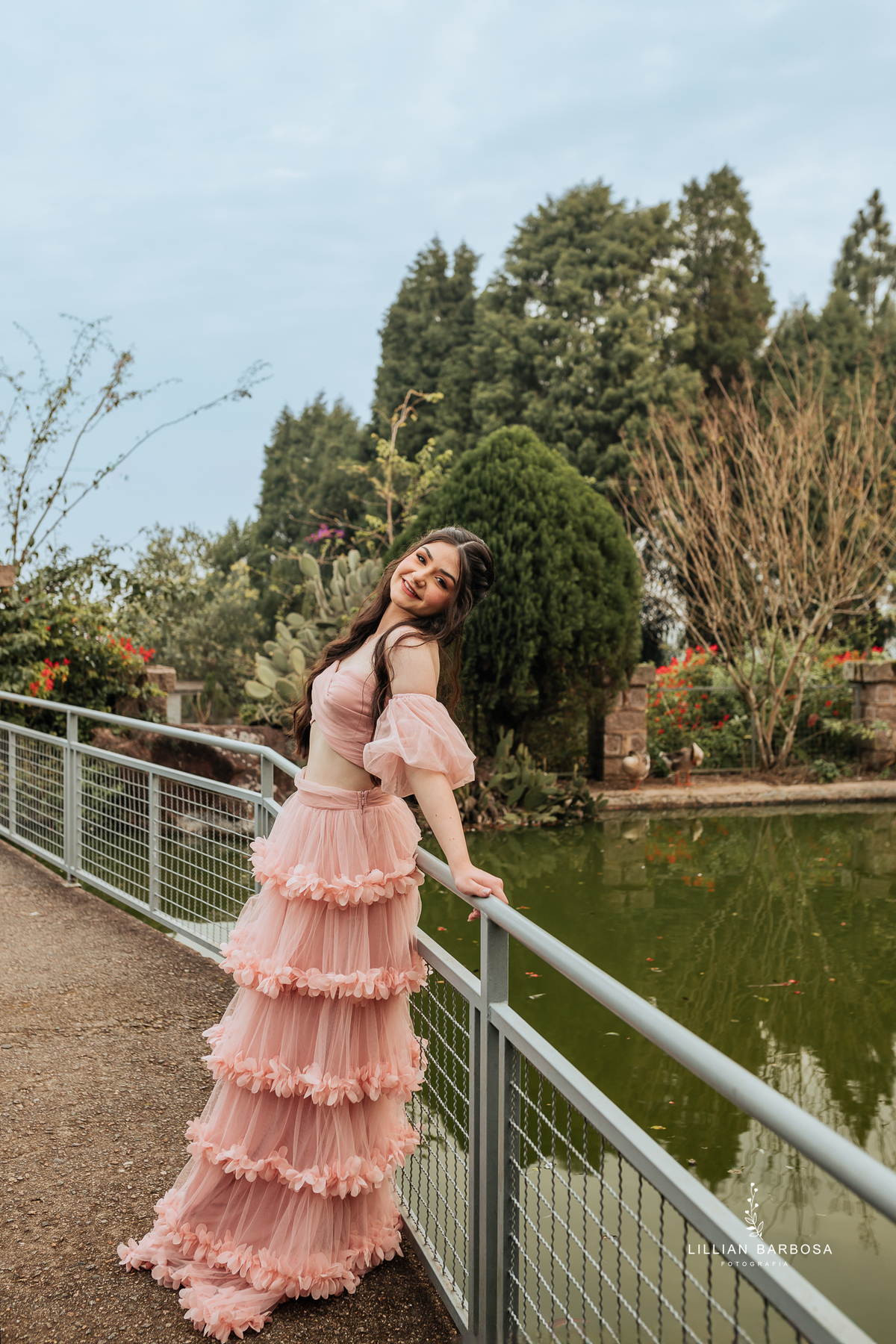 Ensaio-de-quinze-anos-na-cidade-de-treze-de-maio-castelo-beldevere-santa-catarina-conjunto-preto-e-rosa-vestido-preto-vestido-azul-de-princesa-por-do-sol-fotografa-de-lauro-muller-fotografa-lillian-barbosa