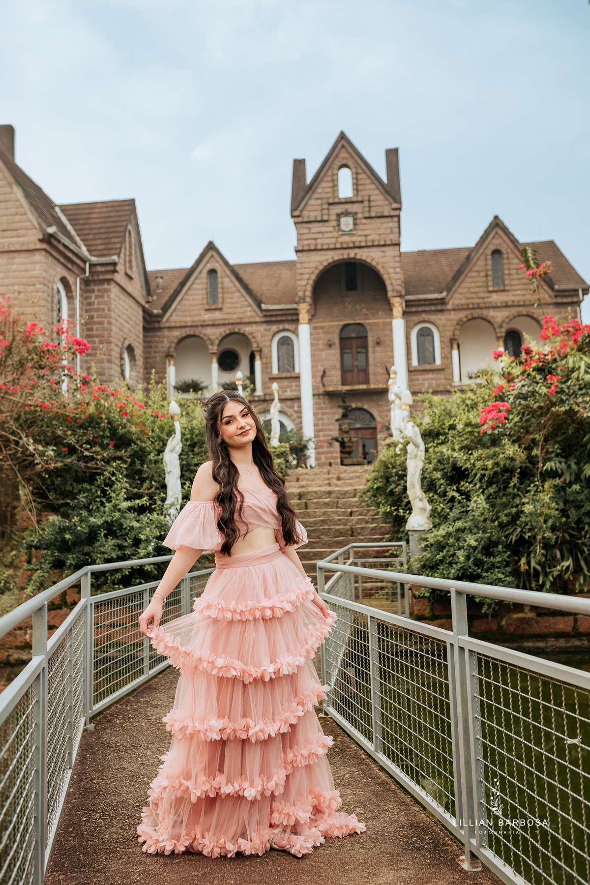 Ensaio-de-quinze-anos-na-cidade-de-treze-de-maio-castelo-beldevere-santa-catarina-conjunto-preto-e-rosa-vestido-preto-vestido-azul-de-princesa-por-do-sol-fotografa-de-lauro-muller-fotografa-lillian-barbosa