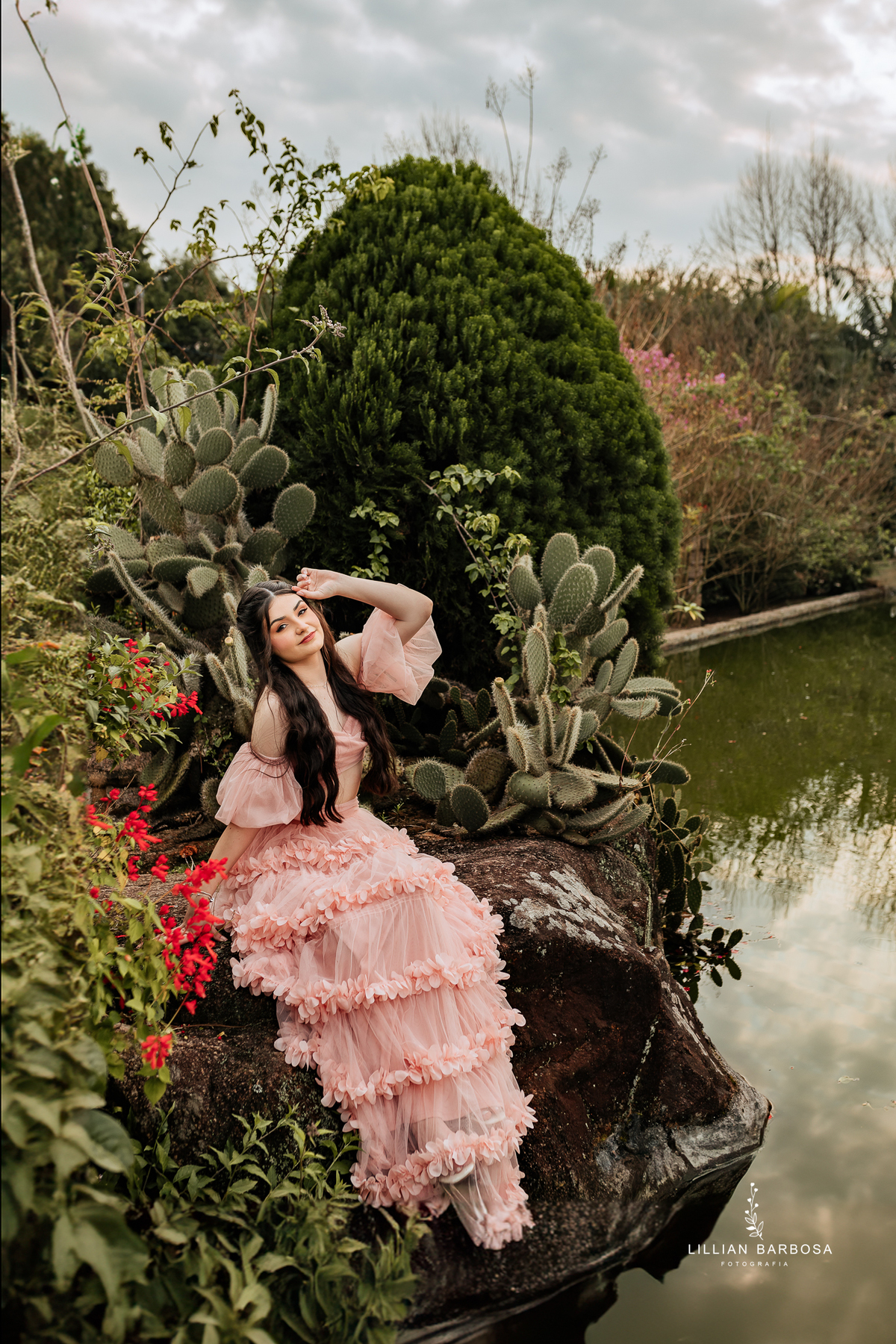 Ensaio-de-quinze-anos-na-cidade-de-treze-de-maio-castelo-beldevere-santa-catarina-conjunto-preto-e-rosa-vestido-preto-vestido-azul-de-princesa-por-do-sol-fotografa-de-lauro-muller-fotografa-lillian-barbosa