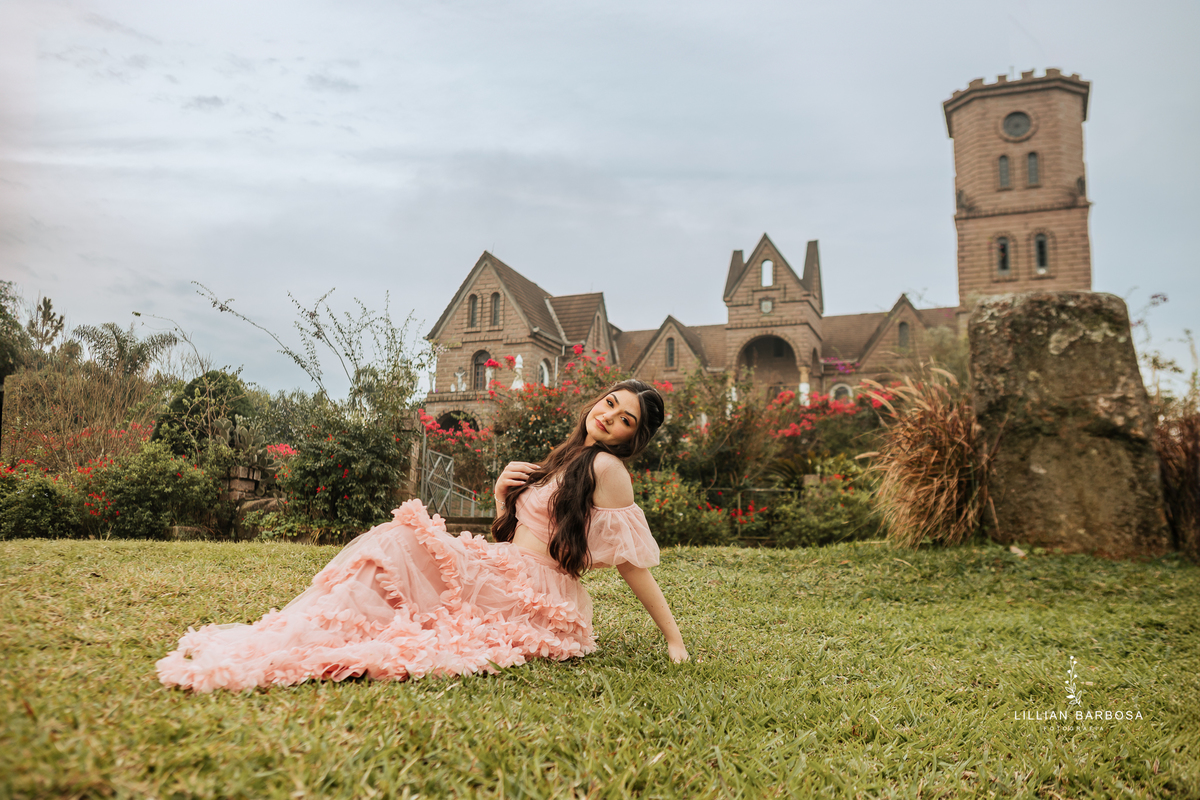 Ensaio-de-quinze-anos-na-cidade-de-treze-de-maio-castelo-beldevere-santa-catarina-conjunto-preto-e-rosa-vestido-preto-vestido-azul-de-princesa-por-do-sol-fotografa-de-lauro-muller-fotografa-lillian-barbosa
