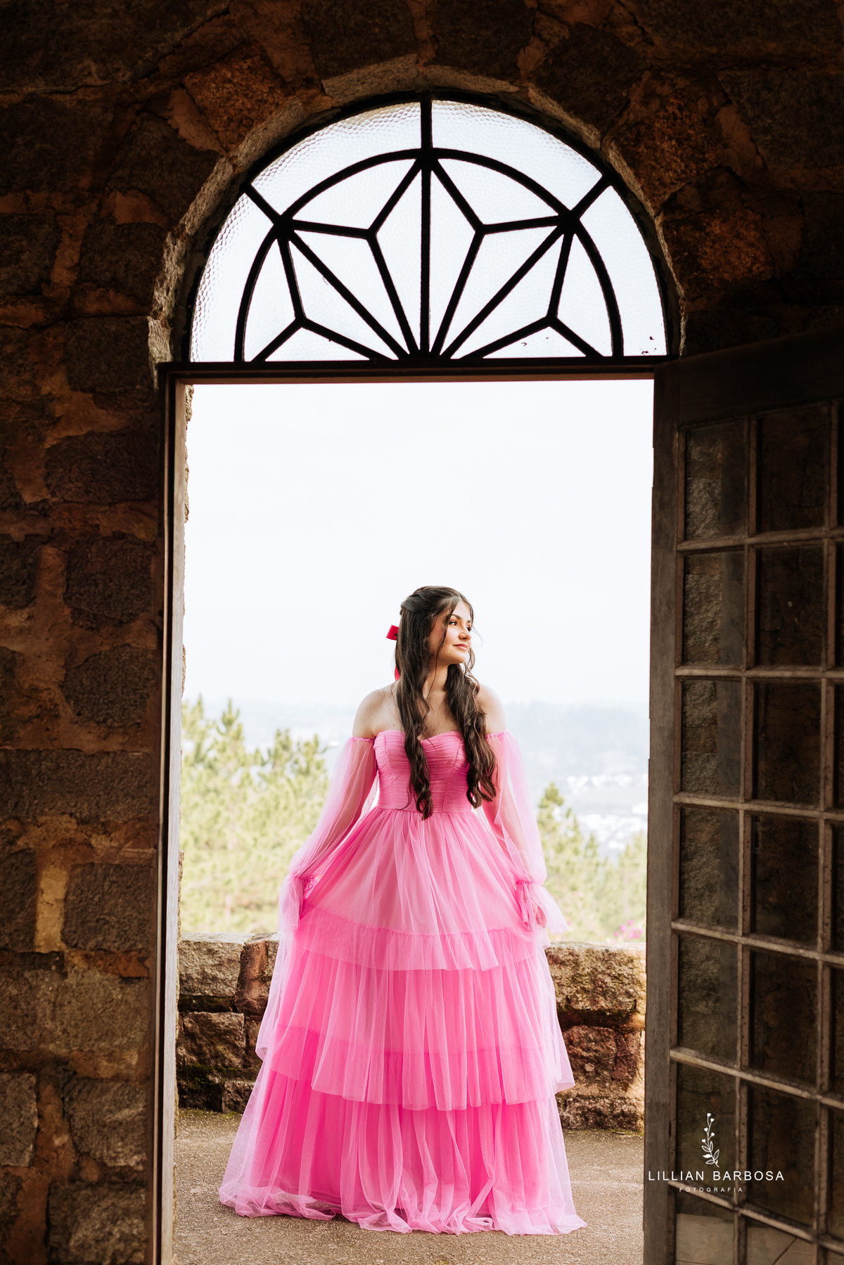 Ensaio-de-quinze-anos-na-cidade-de-treze-de-maio-castelo-beldevere-santa-catarina-conjunto-preto-e-rosa-vestido-preto-vestido-azul-de-princesa-por-do-sol-fotografa-de-lauro-muller-fotografa-lillian-barbosa