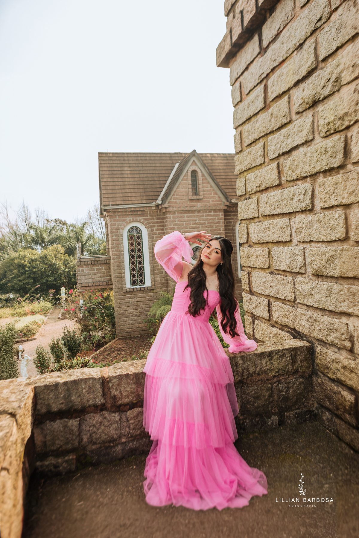 Ensaio-de-quinze-anos-na-cidade-de-treze-de-maio-castelo-beldevere-santa-catarina-conjunto-preto-e-rosa-vestido-preto-vestido-azul-de-princesa-por-do-sol-fotografa-de-lauro-muller-fotografa-lillian-barbosa
