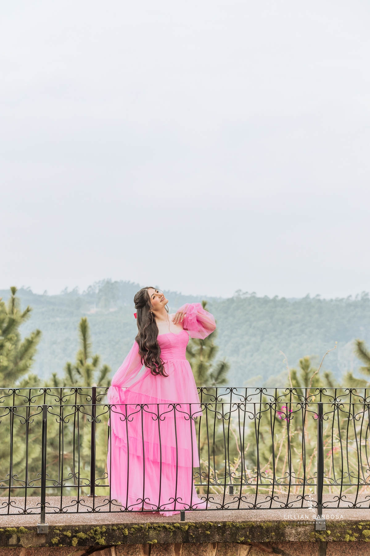 Ensaio-de-quinze-anos-na-cidade-de-treze-de-maio-castelo-beldevere-santa-catarina-conjunto-preto-e-rosa-vestido-preto-vestido-azul-de-princesa-por-do-sol-fotografa-de-lauro-muller-fotografa-lillian-barbosa