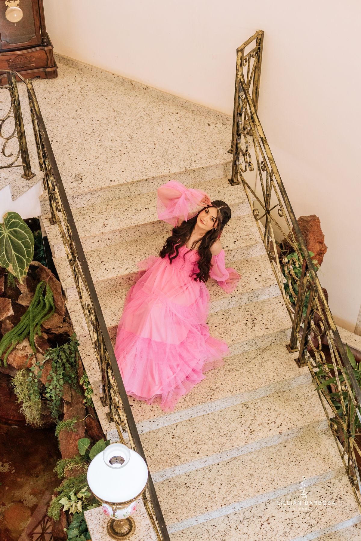 Ensaio-de-quinze-anos-na-cidade-de-treze-de-maio-castelo-beldevere-santa-catarina-conjunto-preto-e-rosa-vestido-preto-vestido-azul-de-princesa-por-do-sol-fotografa-de-lauro-muller-fotografa-lillian-barbosa