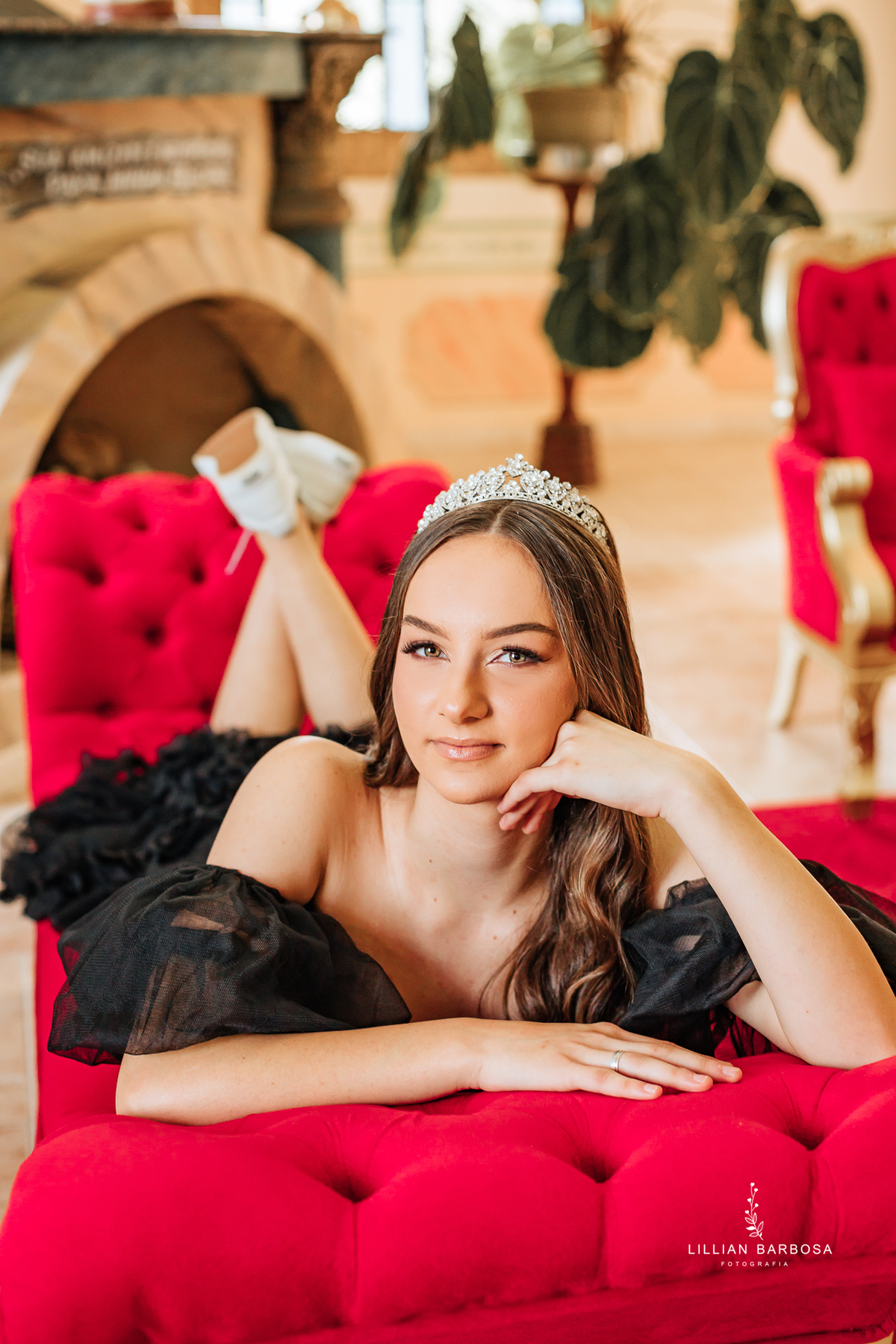 Ensaio-de-quinze-anos-na-cidade-de-treze-de-maio-castelo-beldevere-santa-catarina-conjunto-preto-e-rosa-vestido-preto-vestido-azul-de-princesa-por-do-sol-fotografa-de-lauro-muller-fotografa-lillian-barbosa
