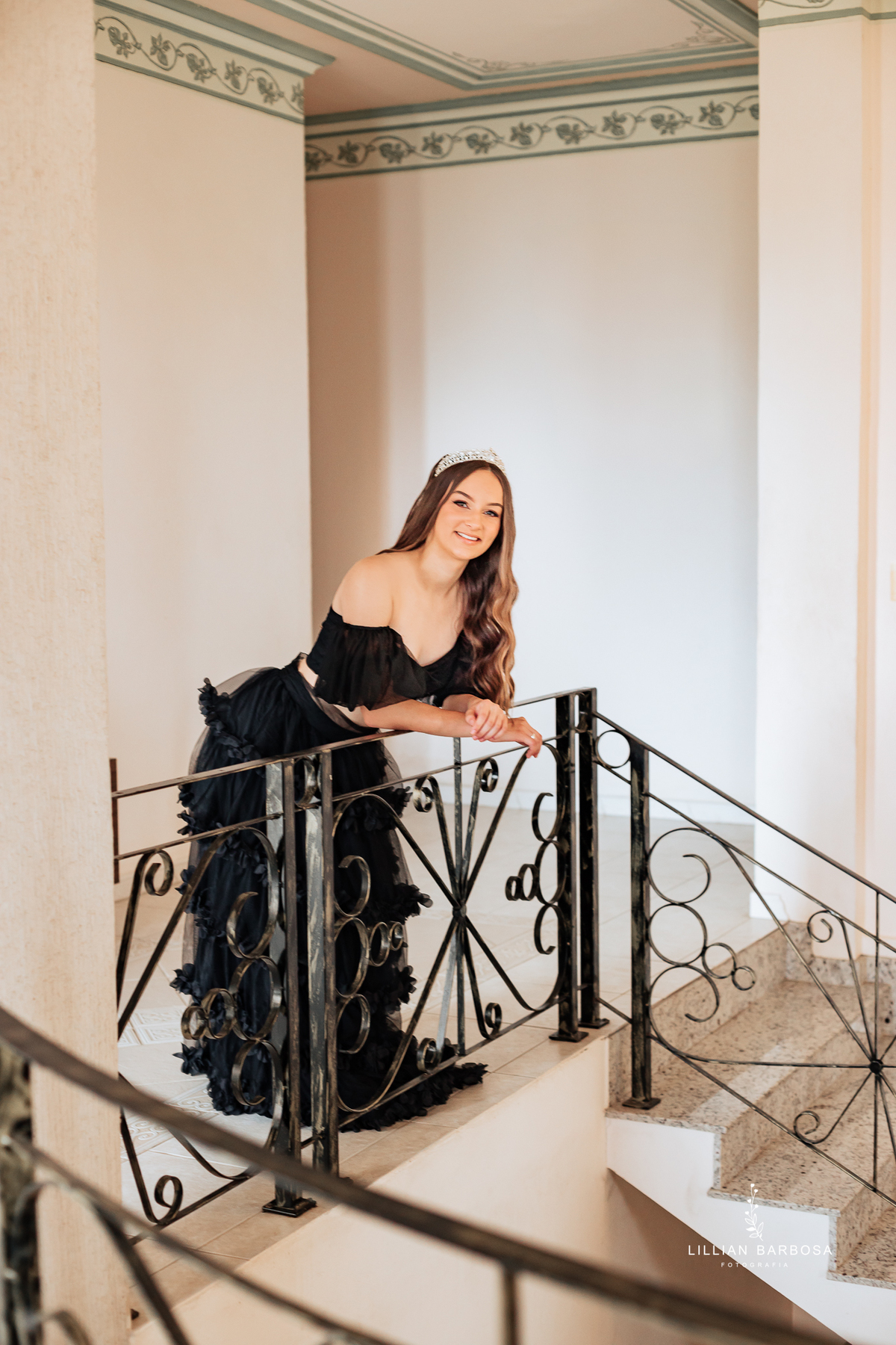 Ensaio-de-quinze-anos-na-cidade-de-treze-de-maio-castelo-beldevere-santa-catarina-conjunto-preto-e-rosa-vestido-preto-vestido-azul-de-princesa-por-do-sol-fotografa-de-lauro-muller-fotografa-lillian-barbosa