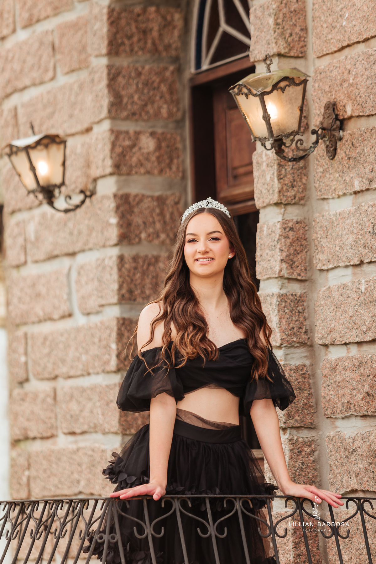 Ensaio-de-quinze-anos-na-cidade-de-treze-de-maio-castelo-beldevere-santa-catarina-conjunto-preto-e-rosa-vestido-preto-vestido-azul-de-princesa-por-do-sol-fotografa-de-lauro-muller-fotografa-lillian-barbosa