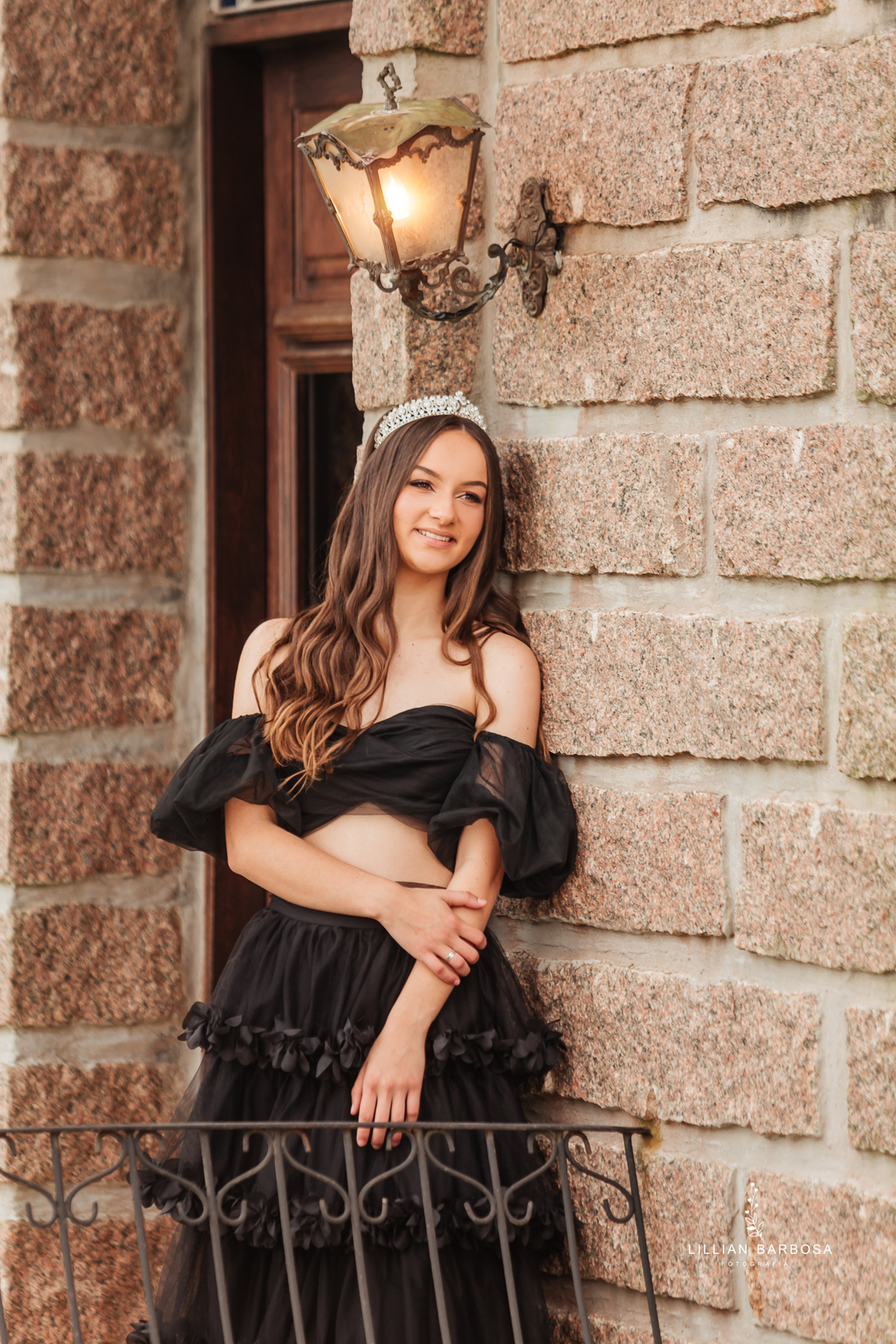 Ensaio-de-quinze-anos-na-cidade-de-treze-de-maio-castelo-beldevere-santa-catarina-conjunto-preto-e-rosa-vestido-preto-vestido-azul-de-princesa-por-do-sol-fotografa-de-lauro-muller-fotografa-lillian-barbosa