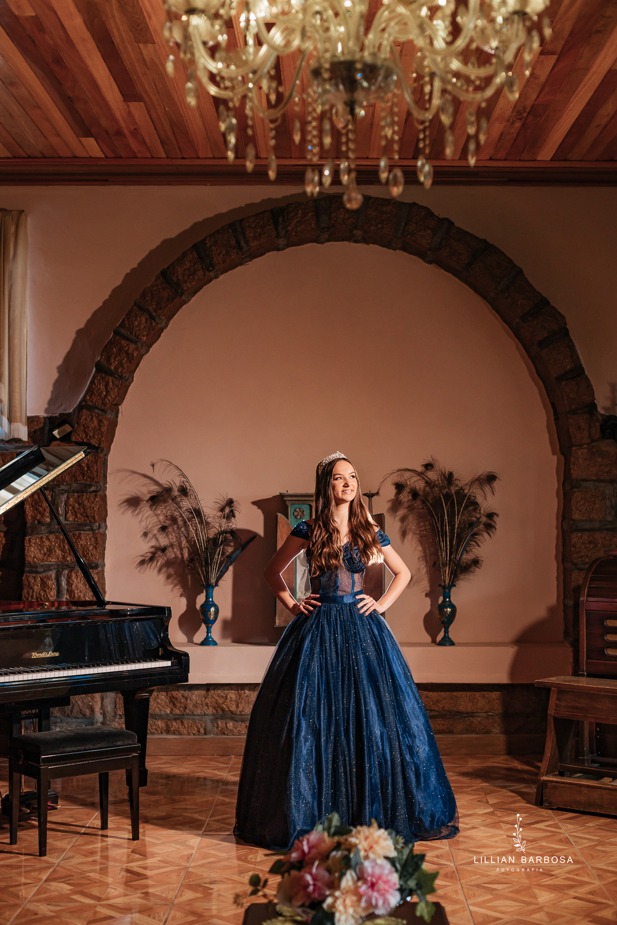 Ensaio-de-quinze-anos-na-cidade-de-treze-de-maio-castelo-beldevere-santa-catarina-conjunto-preto-e-rosa-vestido-preto-vestido-azul-de-princesa-por-do-sol-fotografa-de-lauro-muller-fotografa-lillian-barbosa