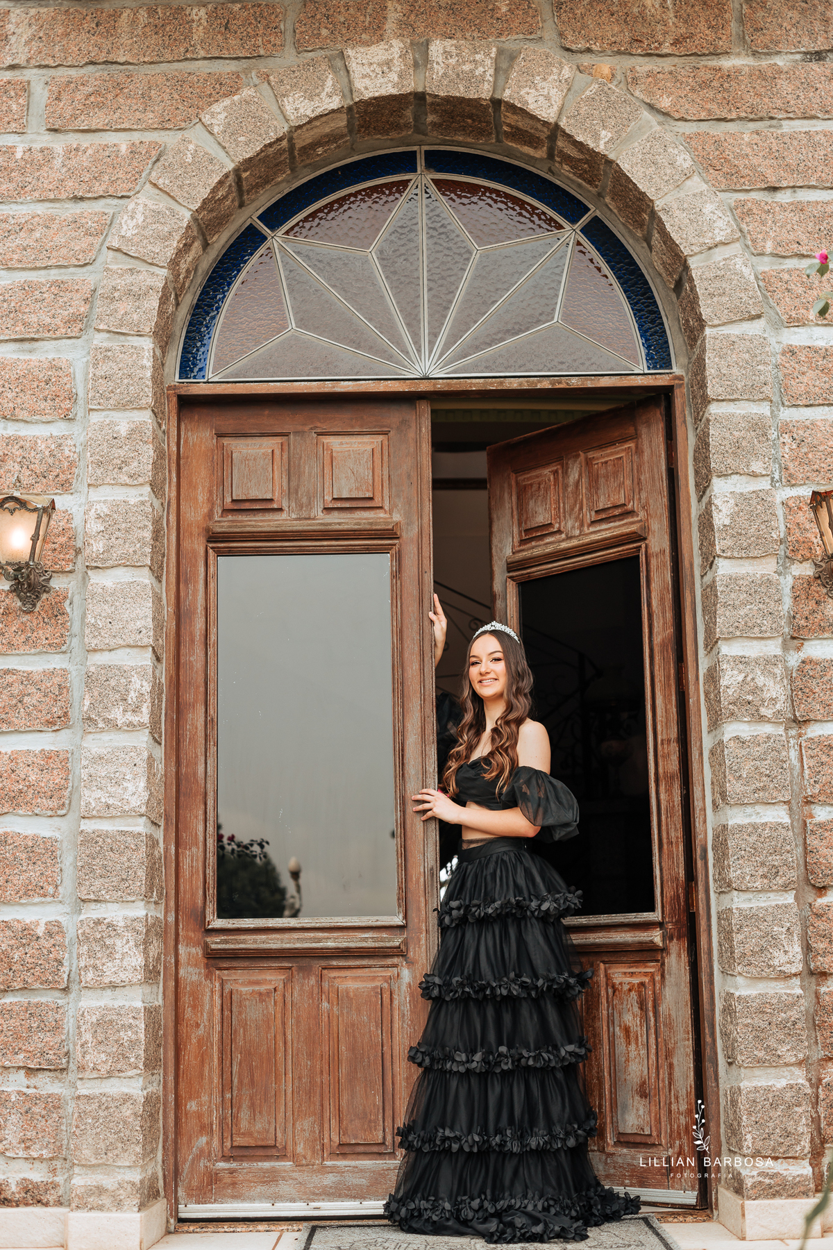 Ensaio-de-quinze-anos-na-cidade-de-treze-de-maio-castelo-beldevere-santa-catarina-conjunto-preto-e-rosa-vestido-preto-vestido-azul-de-princesa-por-do-sol-fotografa-de-lauro-muller-fotografa-lillian-barbosa
