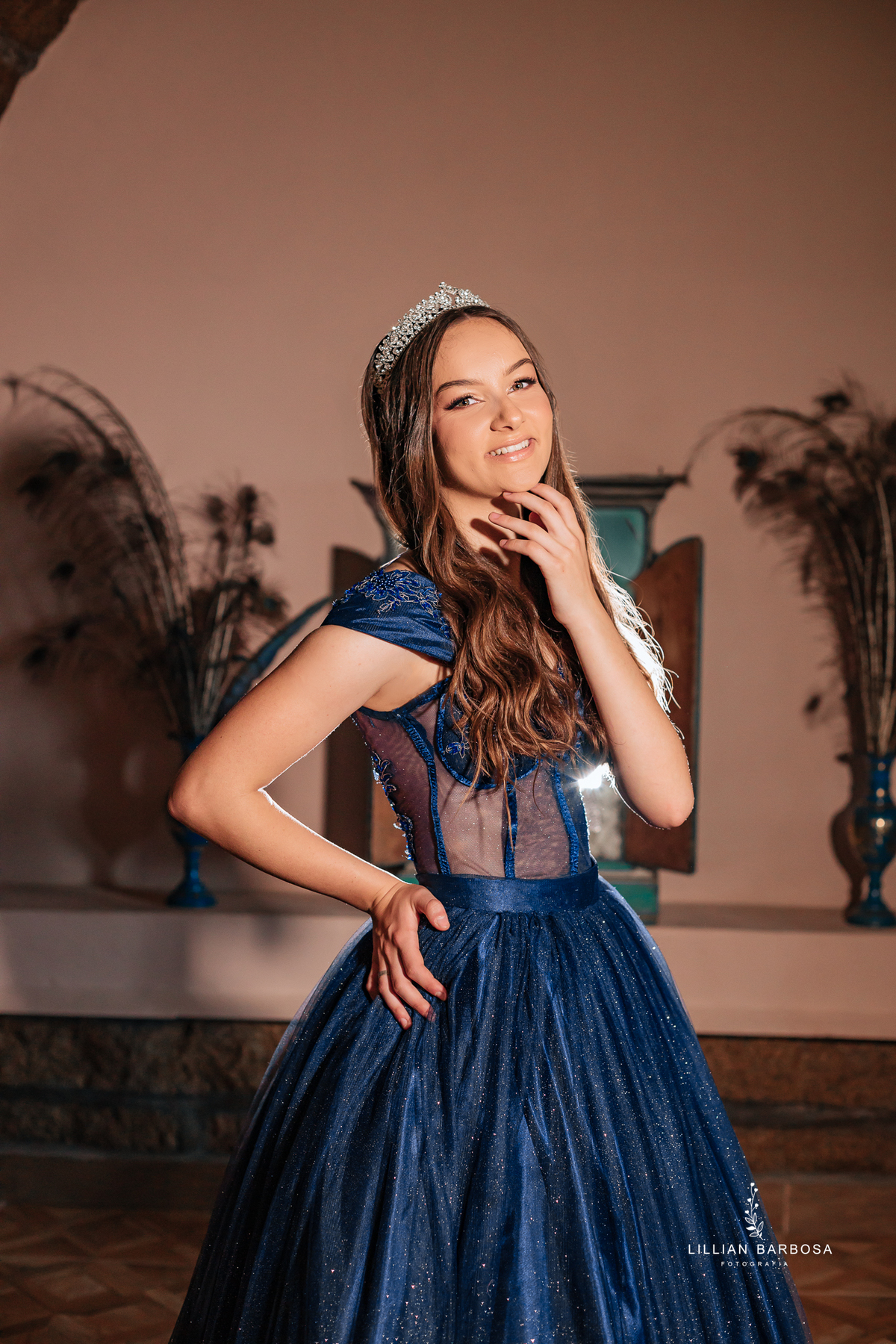 Ensaio-de-quinze-anos-na-cidade-de-treze-de-maio-castelo-beldevere-santa-catarina-conjunto-preto-e-rosa-vestido-preto-vestido-azul-de-princesa-por-do-sol-fotografa-de-lauro-muller-fotografa-lillian-barbosa