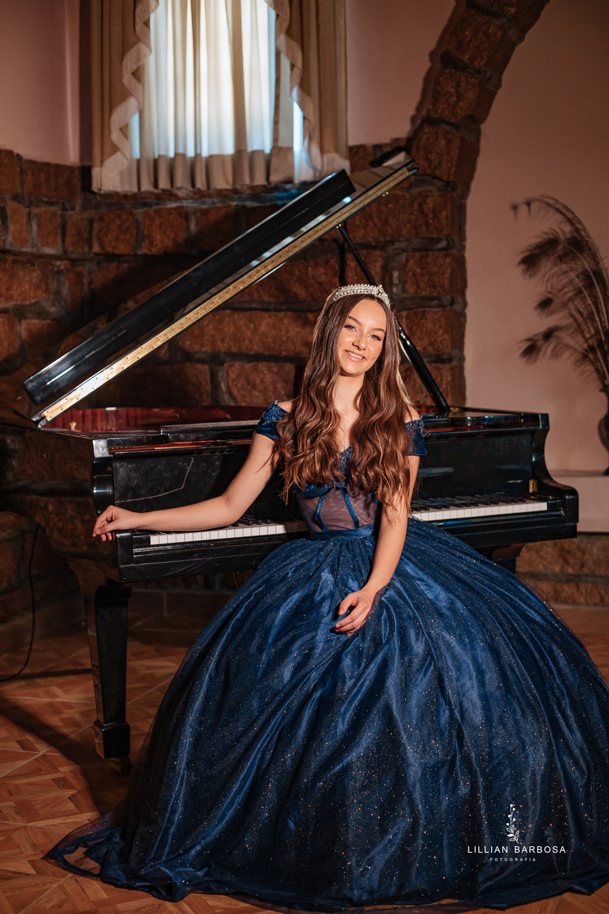 Ensaio-de-quinze-anos-na-cidade-de-treze-de-maio-castelo-beldevere-santa-catarina-conjunto-preto-e-rosa-vestido-preto-vestido-azul-de-princesa-por-do-sol-fotografa-de-lauro-muller-fotografa-lillian-barbosa