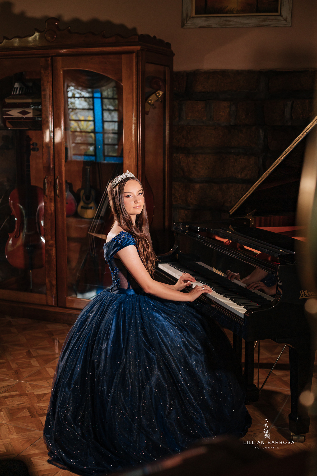 Ensaio-de-quinze-anos-na-cidade-de-treze-de-maio-castelo-beldevere-santa-catarina-conjunto-preto-e-rosa-vestido-preto-vestido-azul-de-princesa-por-do-sol-fotografa-de-lauro-muller-fotografa-lillian-barbosa