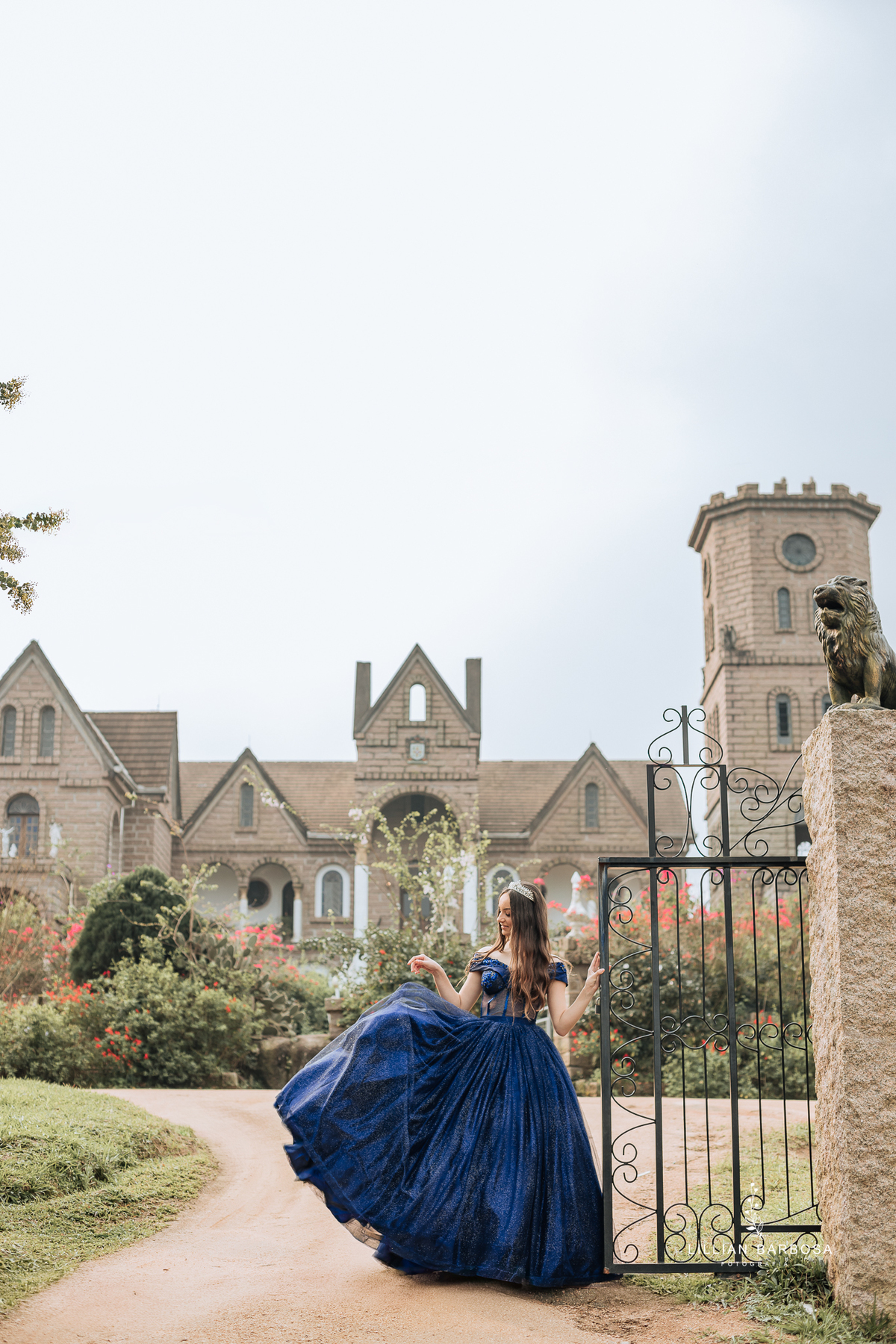 Ensaio-de-quinze-anos-na-cidade-de-treze-de-maio-castelo-beldevere-santa-catarina-conjunto-preto-e-rosa-vestido-preto-vestido-azul-de-princesa-por-do-sol-fotografa-de-lauro-muller-fotografa-lillian-barbosa