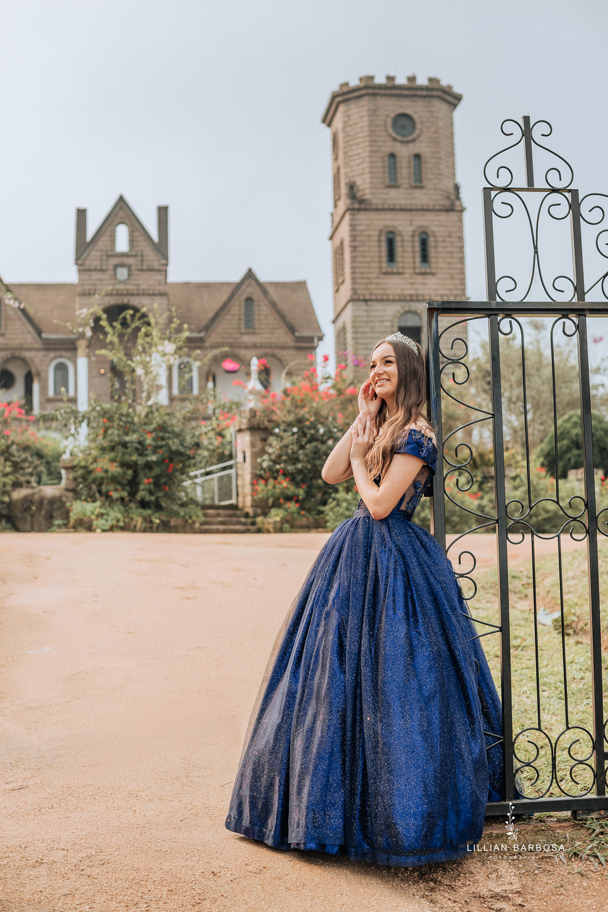 Ensaio-de-quinze-anos-na-cidade-de-treze-de-maio-castelo-beldevere-santa-catarina-conjunto-preto-e-rosa-vestido-preto-vestido-azul-de-princesa-por-do-sol-fotografa-de-lauro-muller-fotografa-lillian-barbosa