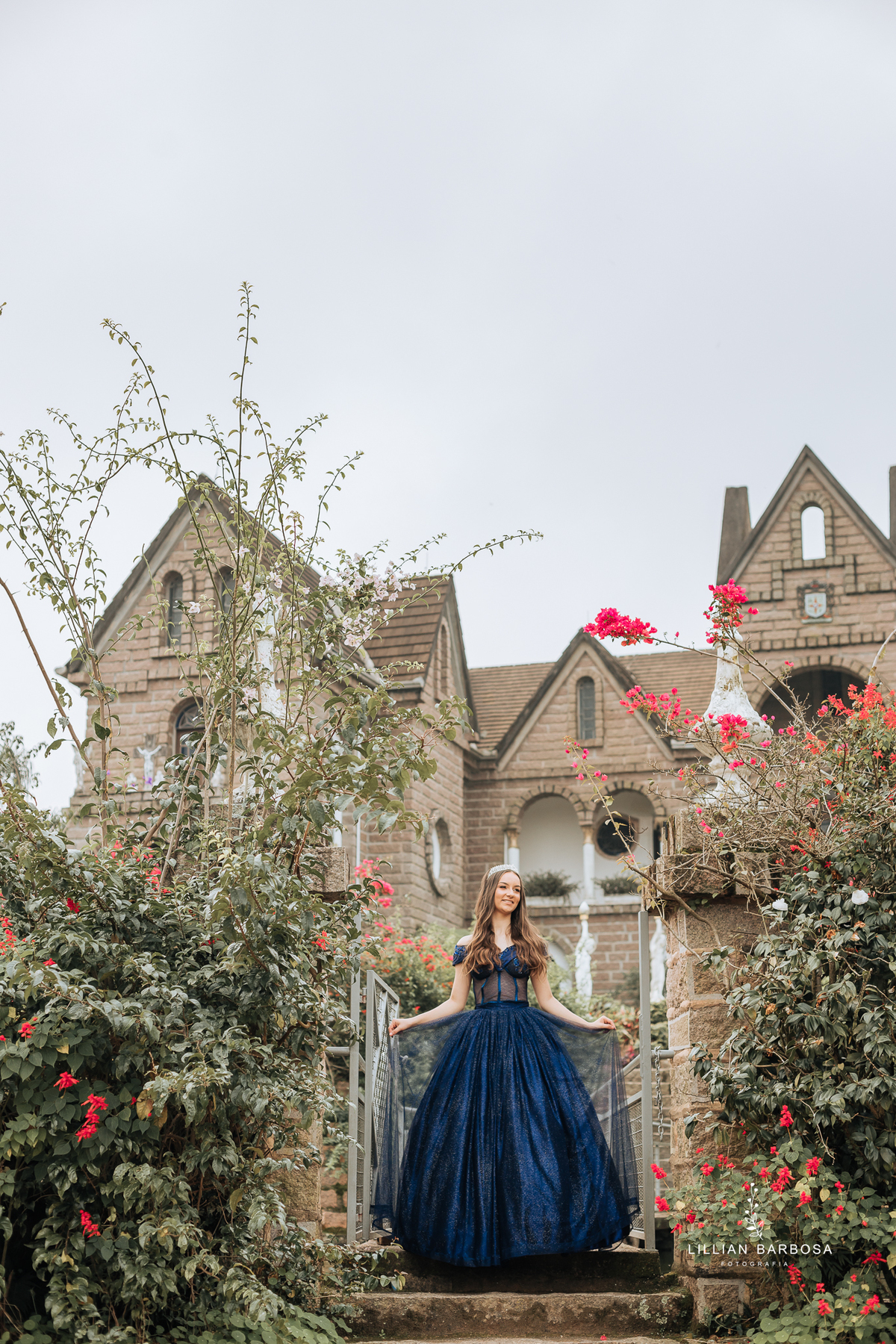Ensaio-de-quinze-anos-na-cidade-de-treze-de-maio-castelo-beldevere-santa-catarina-conjunto-preto-e-rosa-vestido-preto-vestido-azul-de-princesa-por-do-sol-fotografa-de-lauro-muller-fotografa-lillian-barbosa
