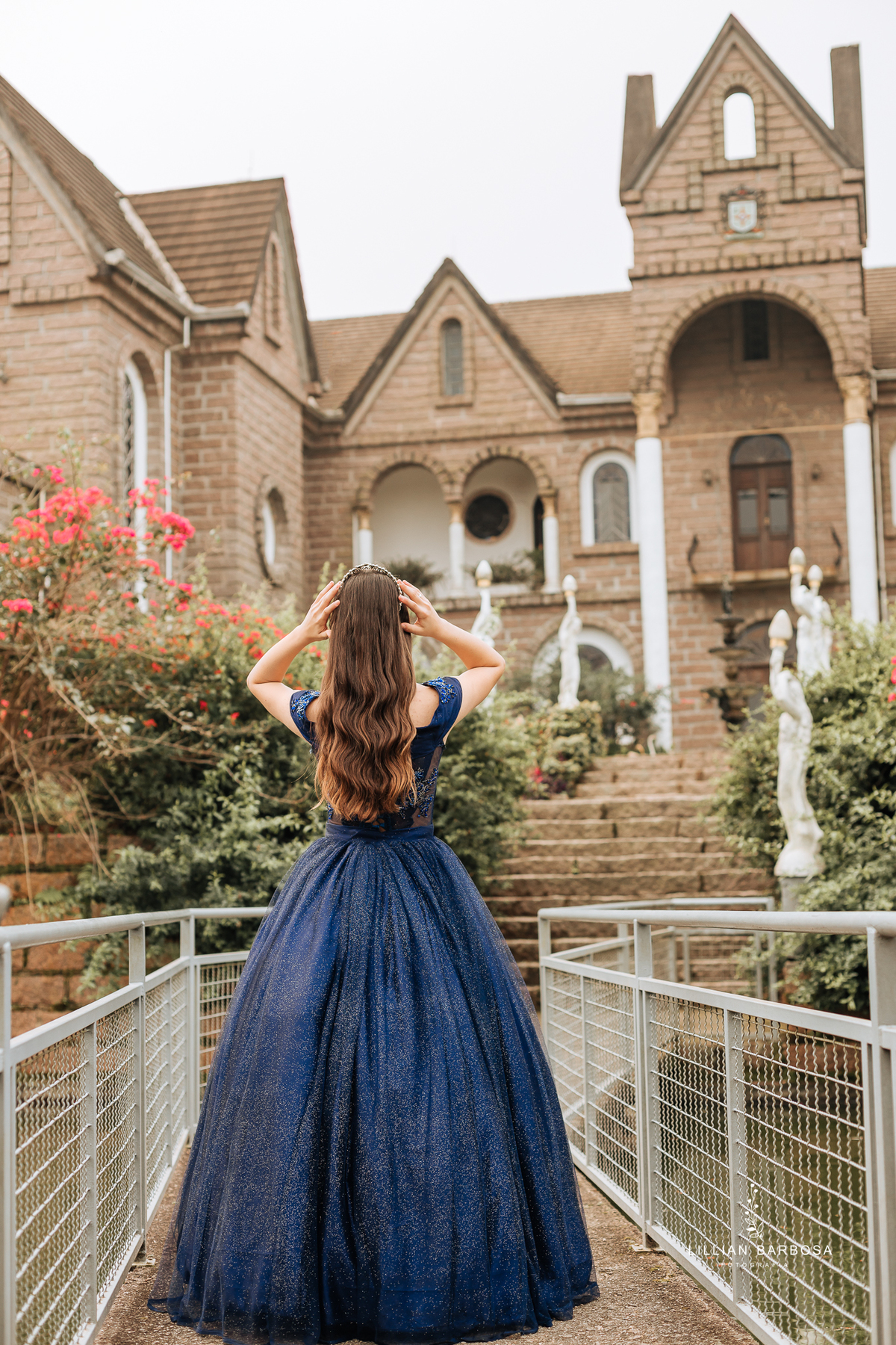 Ensaio-de-quinze-anos-na-cidade-de-treze-de-maio-castelo-beldevere-santa-catarina-conjunto-preto-e-rosa-vestido-preto-vestido-azul-de-princesa-por-do-sol-fotografa-de-lauro-muller-fotografa-lillian-barbosa