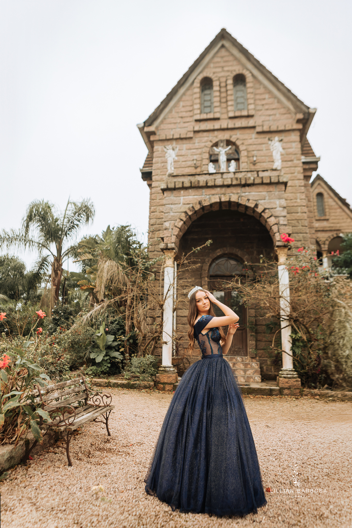 Ensaio-de-quinze-anos-na-cidade-de-treze-de-maio-castelo-beldevere-santa-catarina-conjunto-preto-e-rosa-vestido-preto-vestido-azul-de-princesa-por-do-sol-fotografa-de-lauro-muller-fotografa-lillian-barbosa