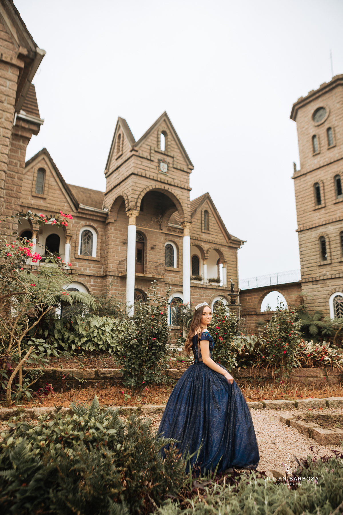 Ensaio-de-quinze-anos-na-cidade-de-treze-de-maio-castelo-beldevere-santa-catarina-conjunto-preto-e-rosa-vestido-preto-vestido-azul-de-princesa-por-do-sol-fotografa-de-lauro-muller-fotografa-lillian-barbosa