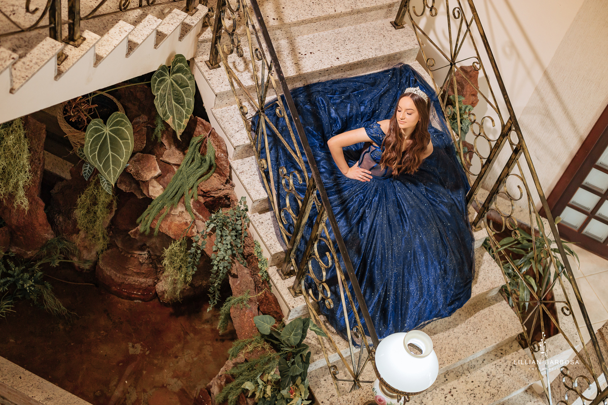 Ensaio-de-quinze-anos-na-cidade-de-treze-de-maio-castelo-beldevere-santa-catarina-conjunto-preto-e-rosa-vestido-preto-vestido-azul-de-princesa-por-do-sol-fotografa-de-lauro-muller-fotografa-lillian-barbosa